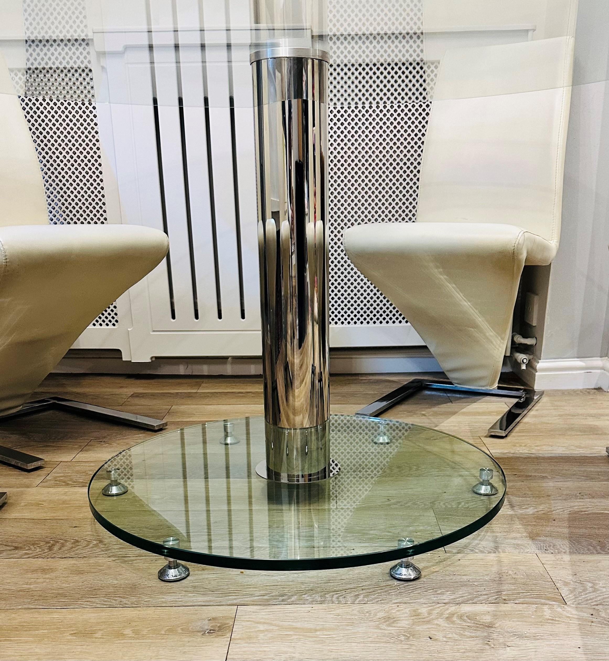 Designer-inspirierter runder Glas-Esstisch und 6 Stühle im Rolf Benz-Stil im Zustand „Gut“ in West Sussex, Pulborough