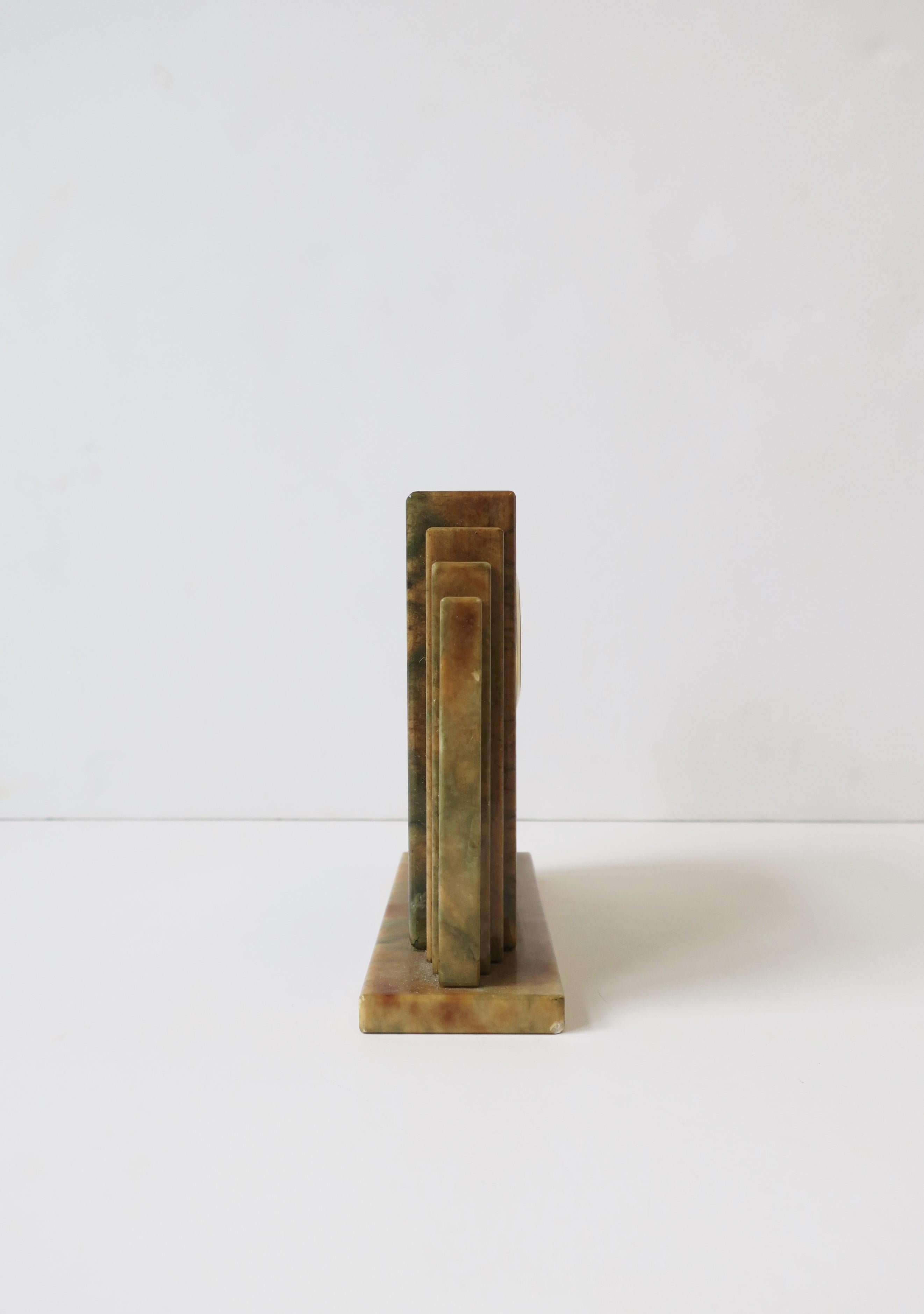 Pendule de cheminée italienne Art Déco moderne en marbre et albâtre par Oggetti en vente 4