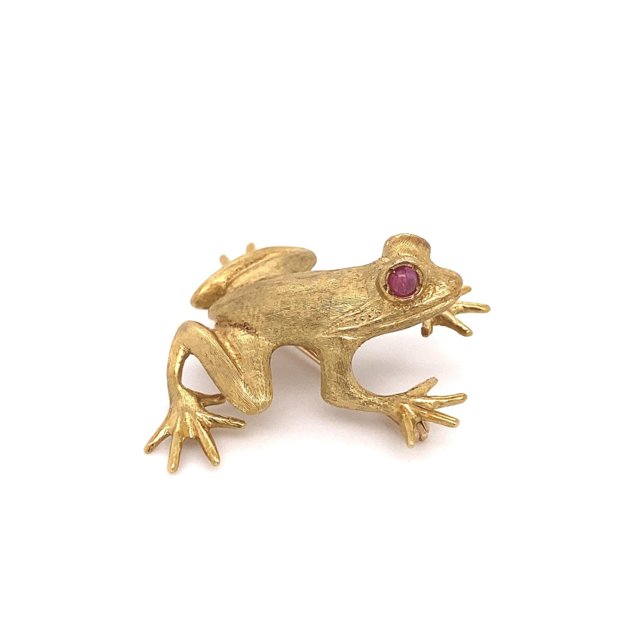 Superbe broche en forme de grenouille finement détaillée avec des yeux en rubis. Fabriqué à la main en or jaune 18 carats. Signé et marqué : 