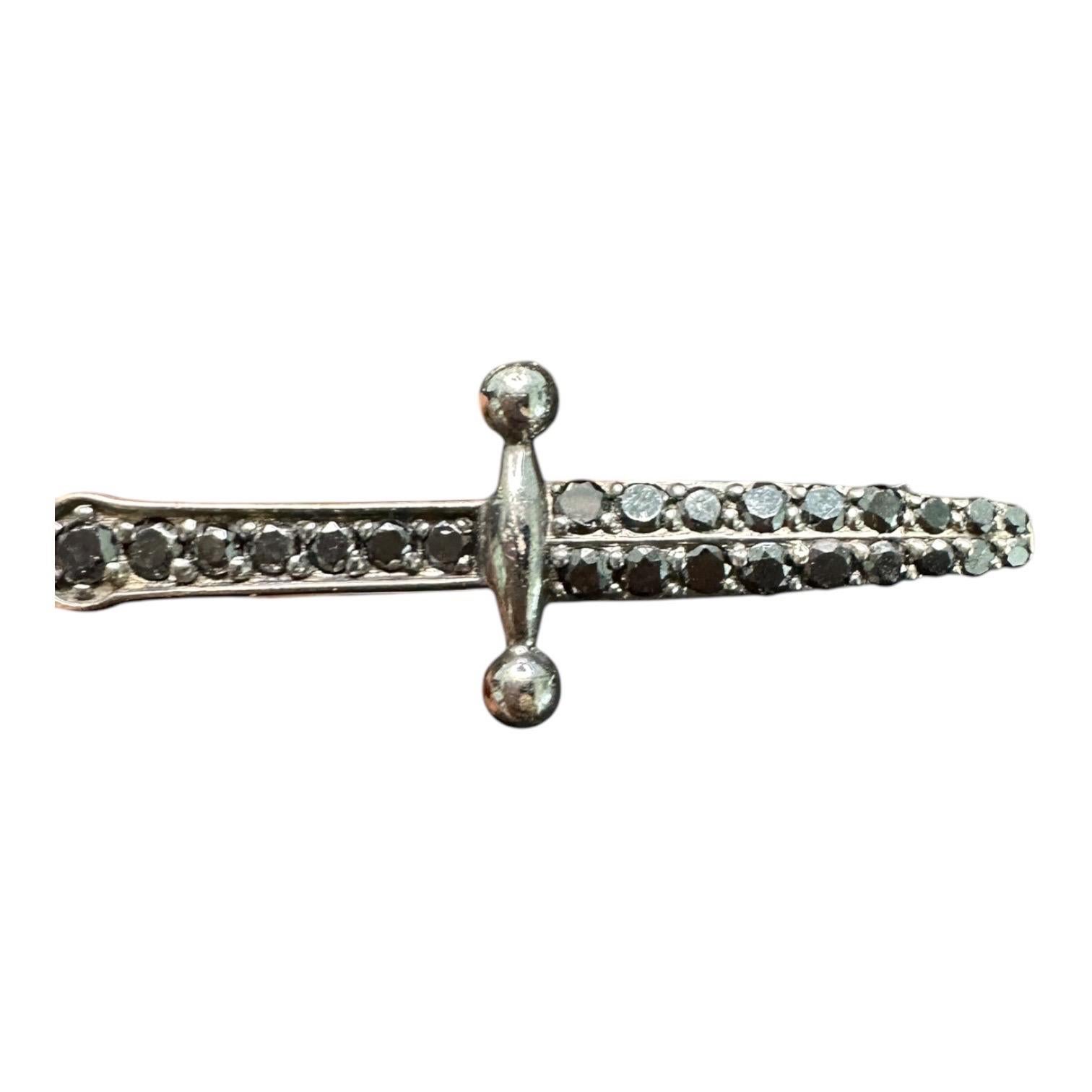 Taglio rotondo Anello di design JBH 18Kt con pugnale e diamante nero in vendita