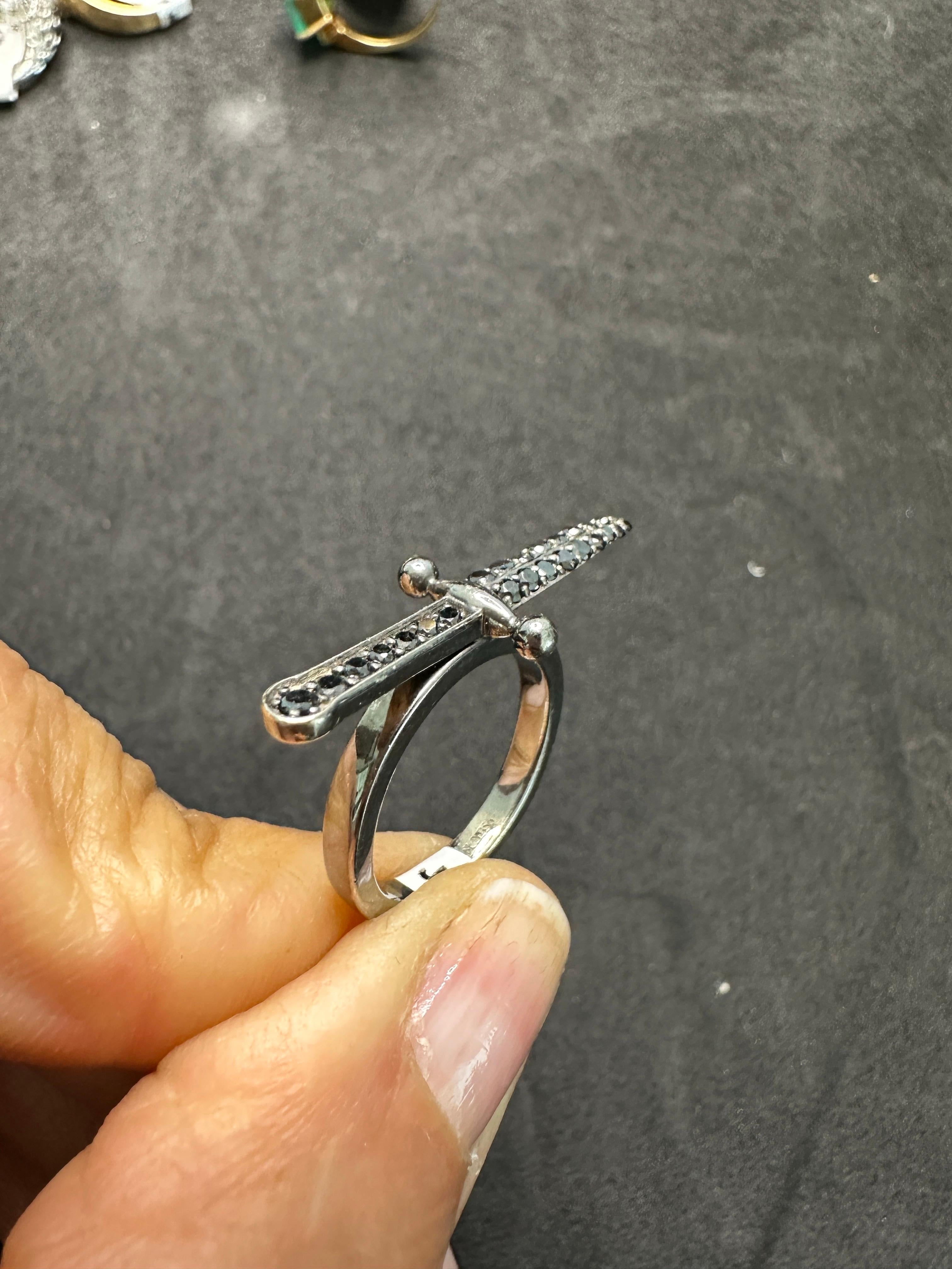 Anello di design JBH 18Kt con pugnale e diamante nero in vendita 1