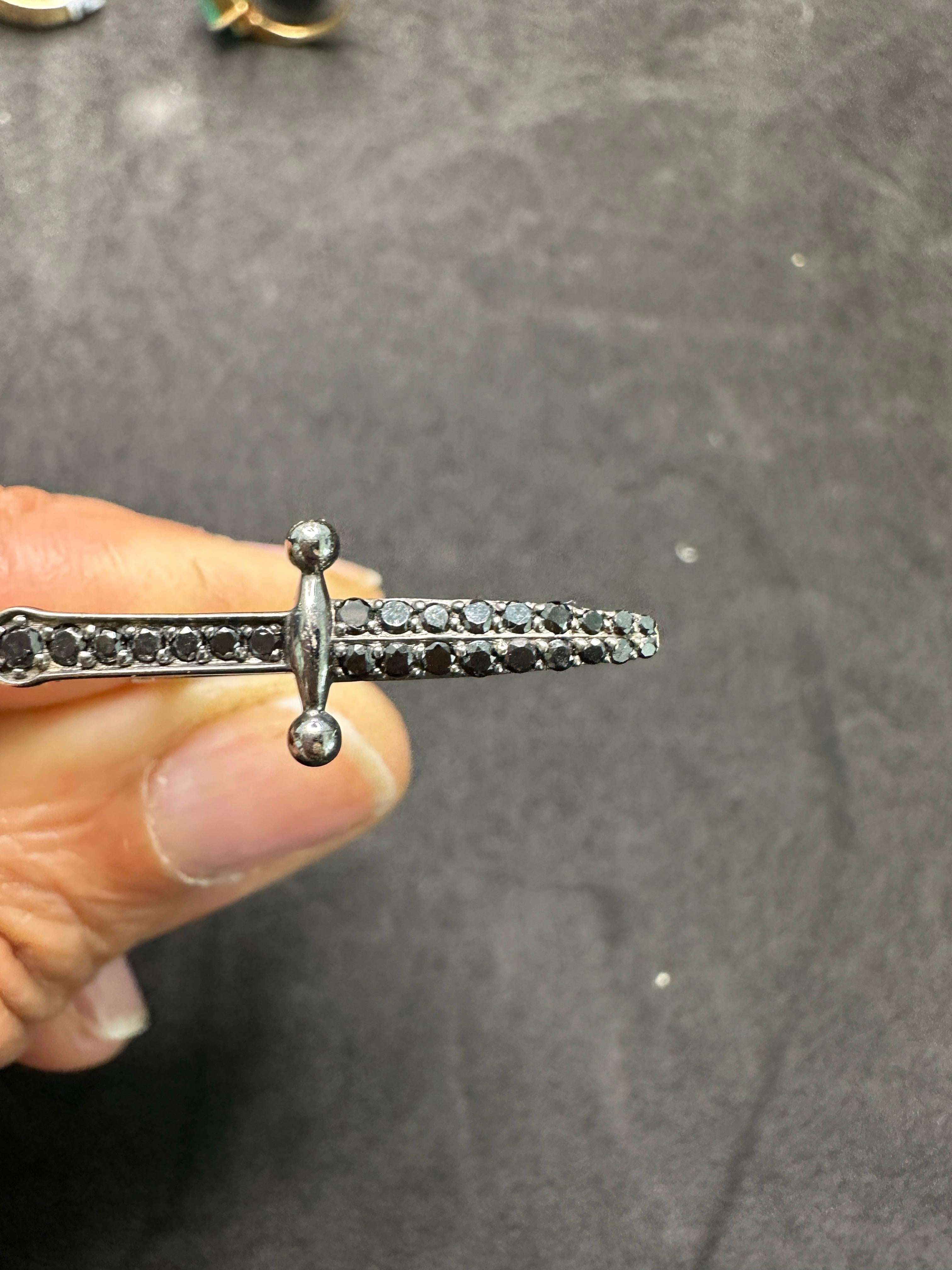 Anello di design JBH 18Kt con pugnale e diamante nero in vendita 2