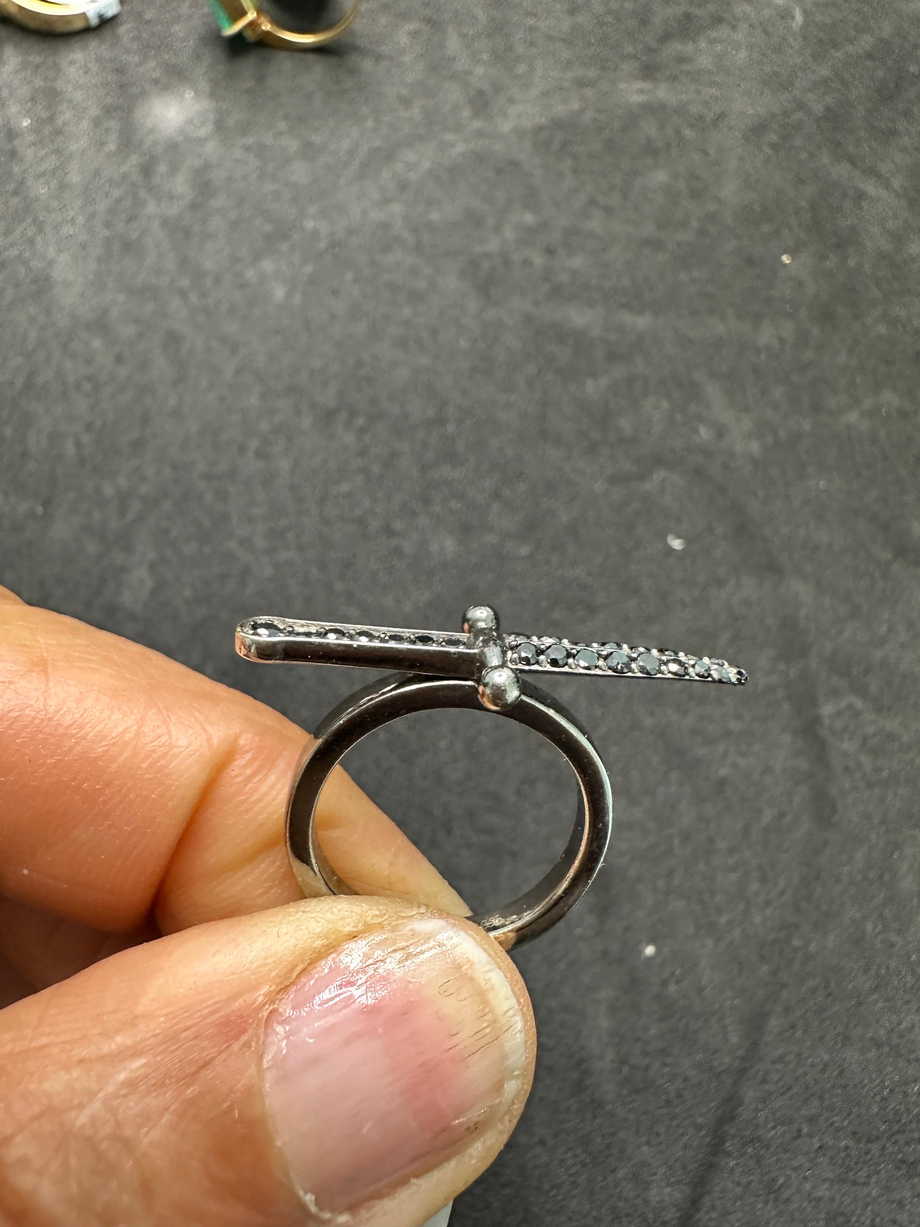 Anello di design JBH 18Kt con pugnale e diamante nero in vendita 3
