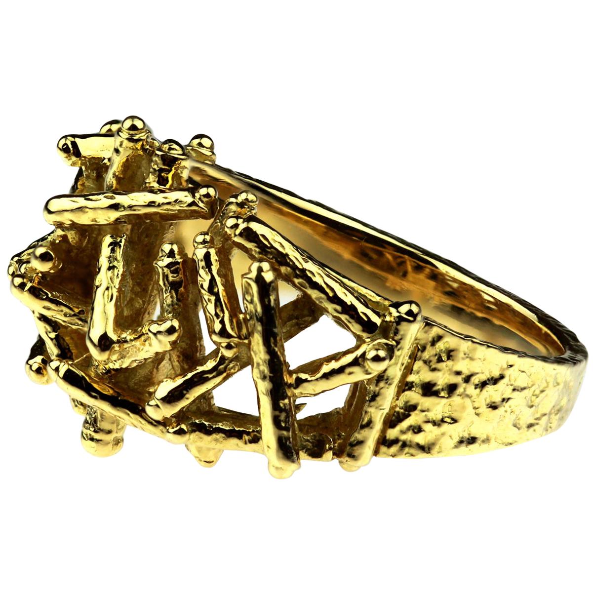 An abstract ring by Kutchinsky in 18 carat yellow gold. British hallmarked London 1972, sponsor mark Kutchinsky. 
UK ring size 