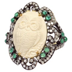 Lava-Kamee- Eule-Ring mit Diamanten und Smaragden in Silber und Gold