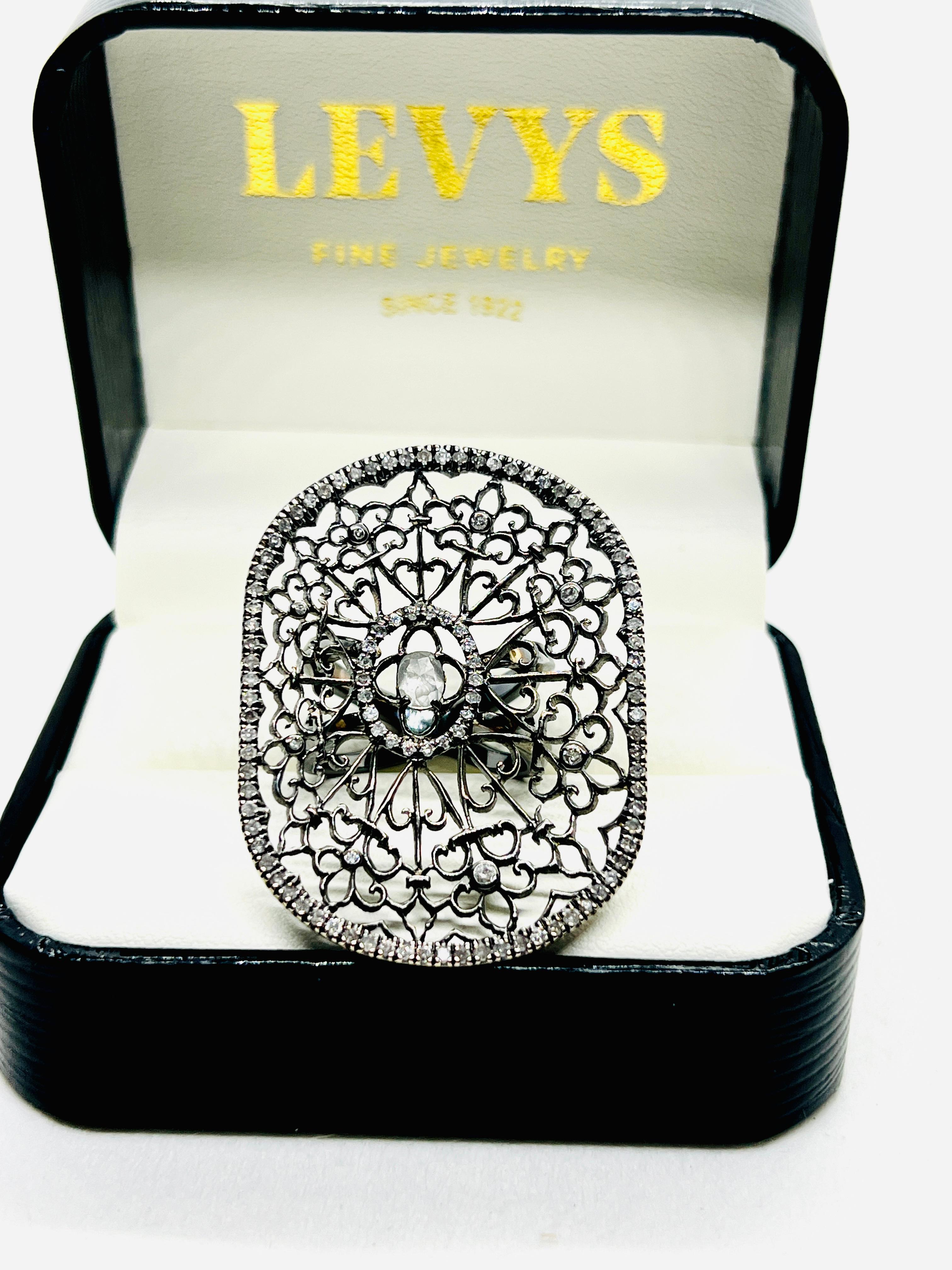 Precioso y único Anillo Ovalado de Tela de Araña de Loree Rodkin. Esta pieza está hecha en oro blanco de 18 quilates y tiene 108 diamantes talla rosa. la parte superior del anillo mide 1,75 por 1,25 pulgadas. Es una talla 7 y pesa 17,1 gramos. Loree