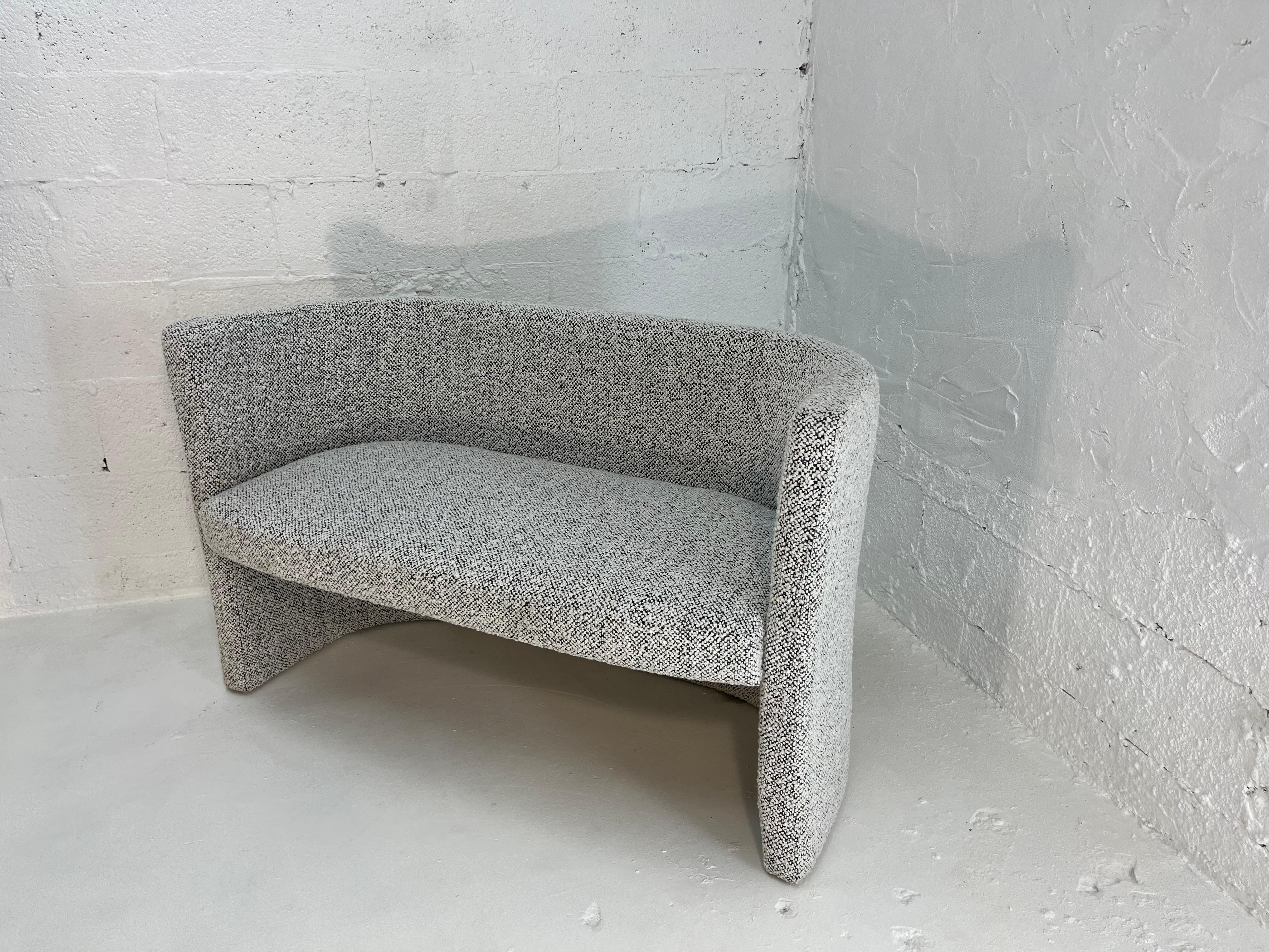 Loveseat de diseño, Banco, Kravet Negro Blanco Nubby Boucle en venta 3