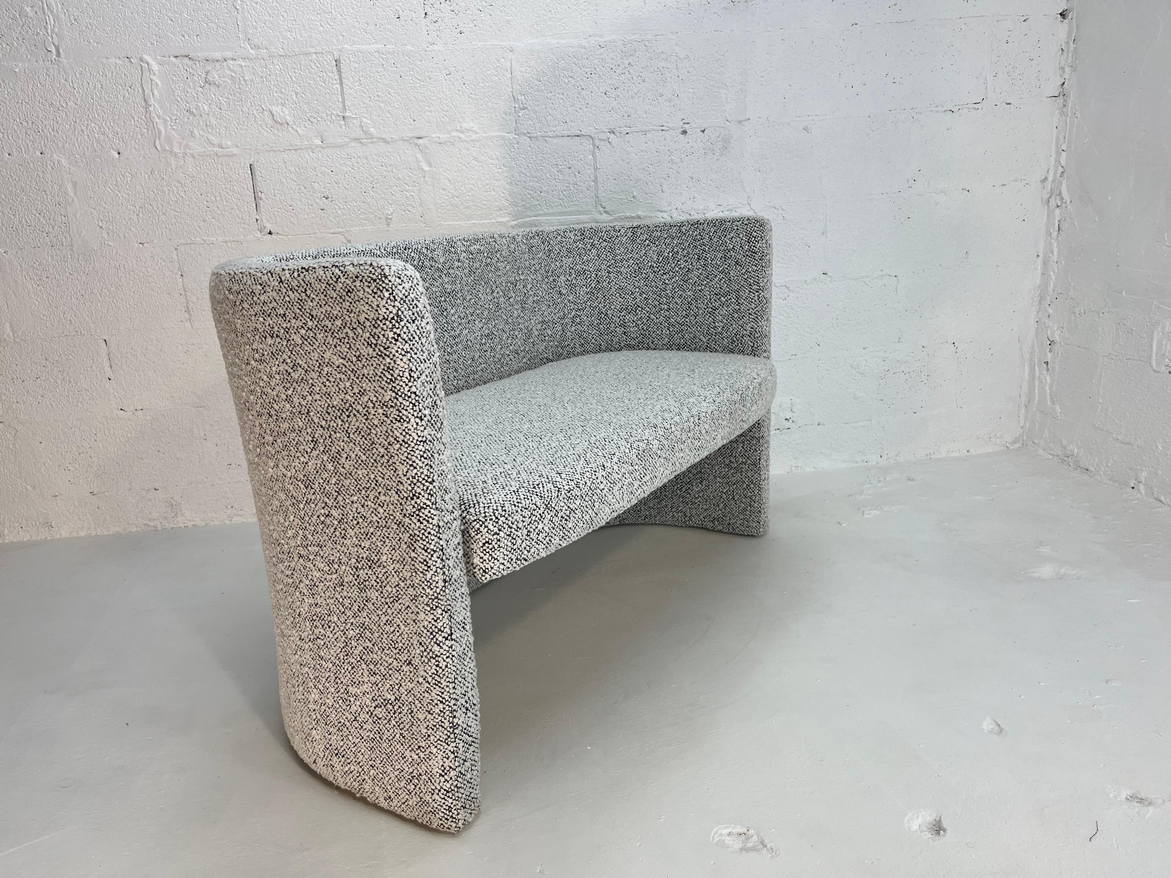 Loveseat de diseño, Banco, Kravet Negro Blanco Nubby Boucle en venta 4