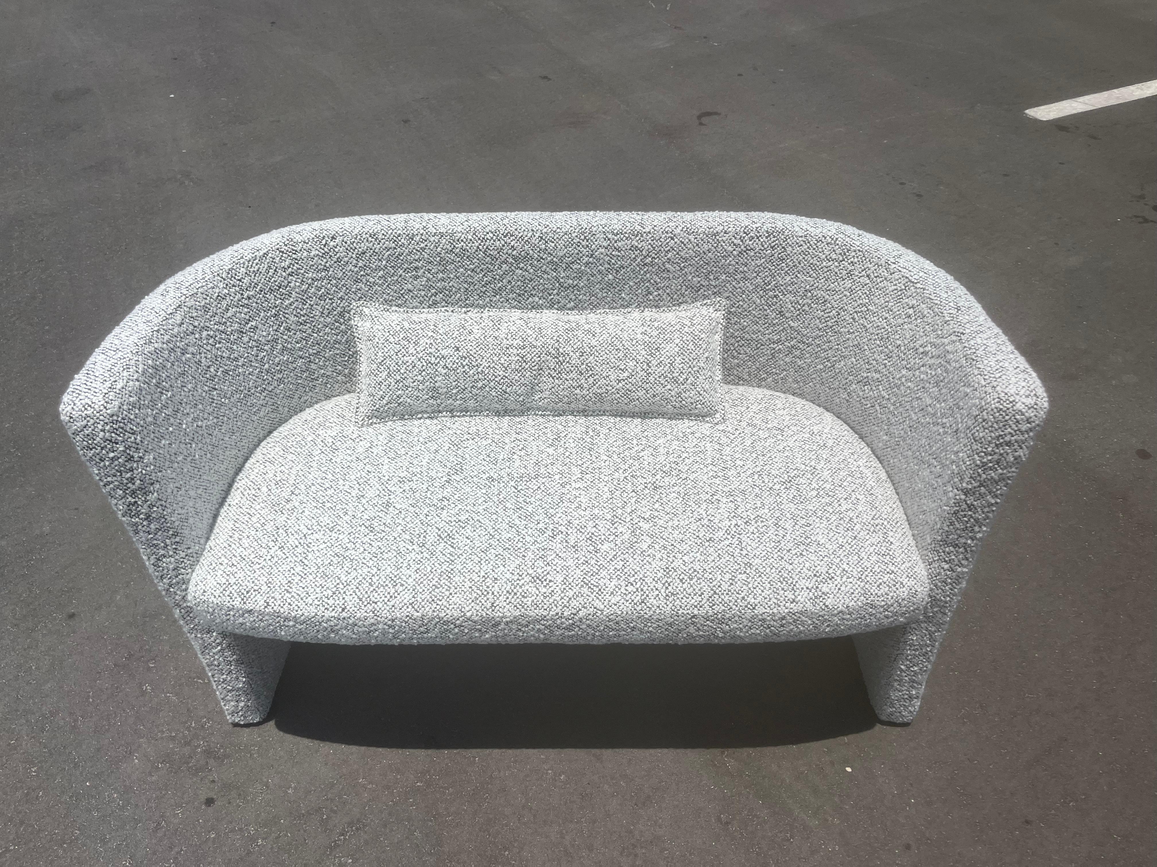 Designer Loveseat, Bank, Kravet, Schwarz-Weißer Nubby Boucle im Angebot 5