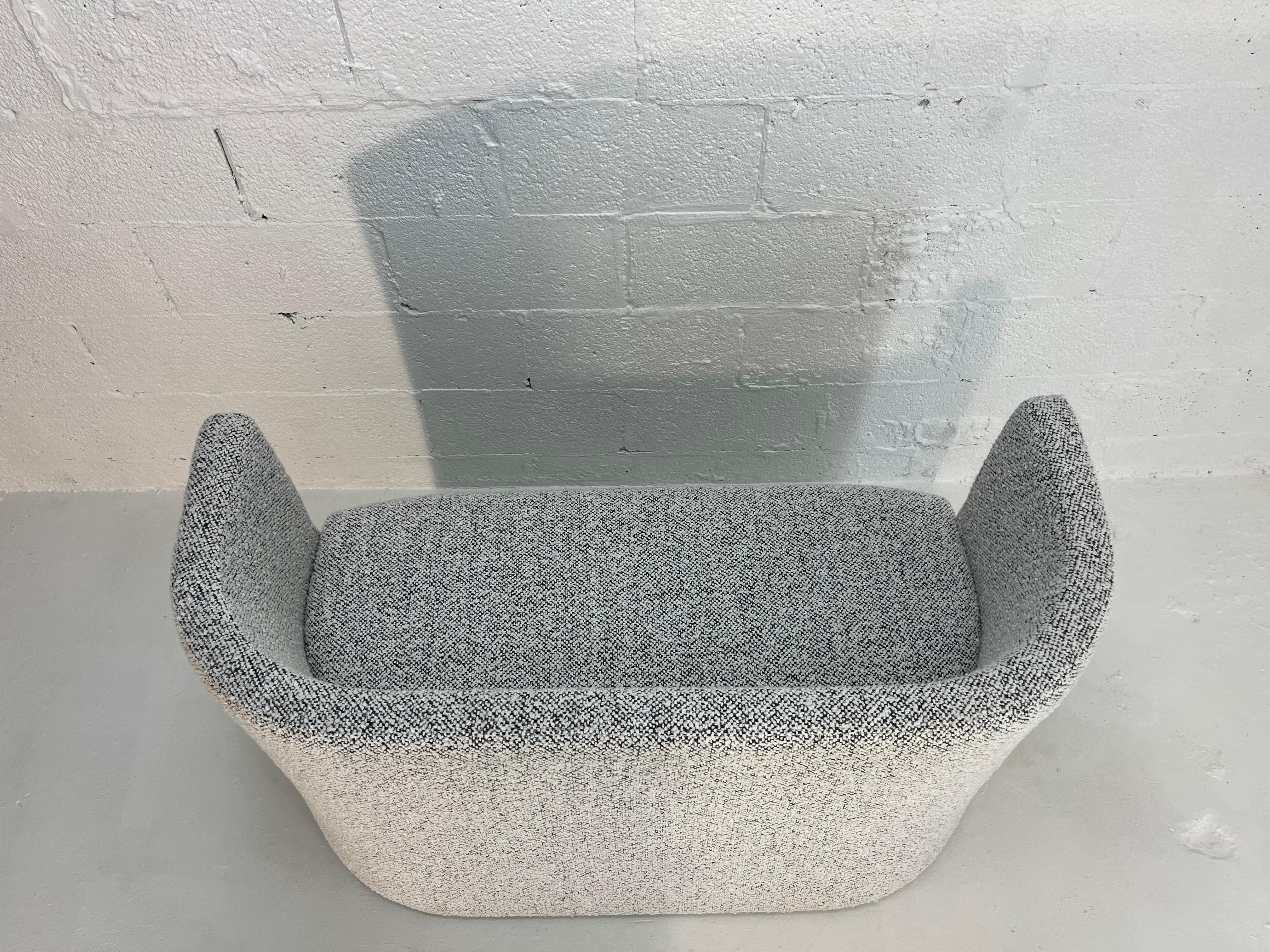Loveseat de diseño, Banco, Kravet Negro Blanco Nubby Boucle en venta 5