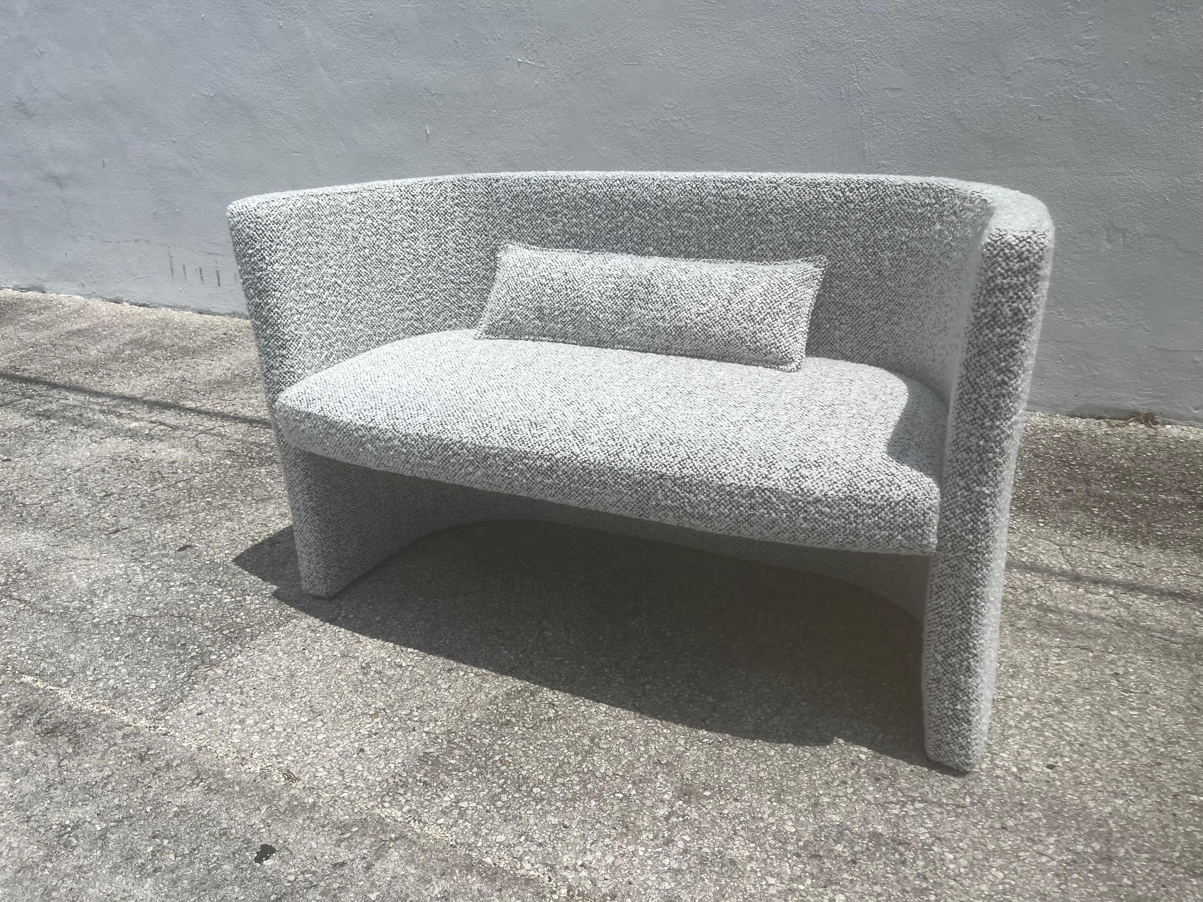 Designer Loveseat, Bank, Kravet, Schwarz-Weißer Nubby Boucle im Angebot 6