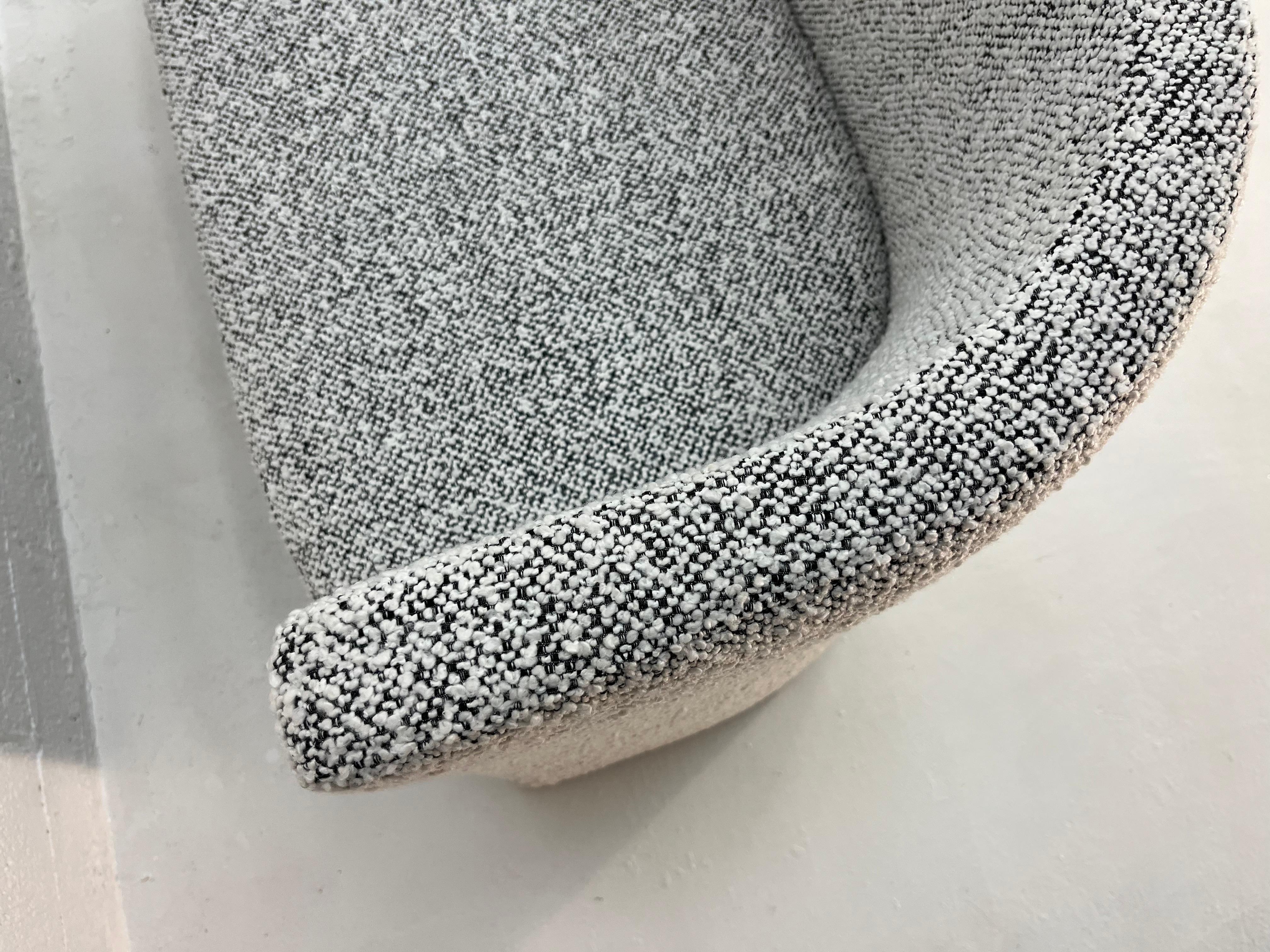 Loveseat de diseño, Banco, Kravet Negro Blanco Nubby Boucle en venta 6