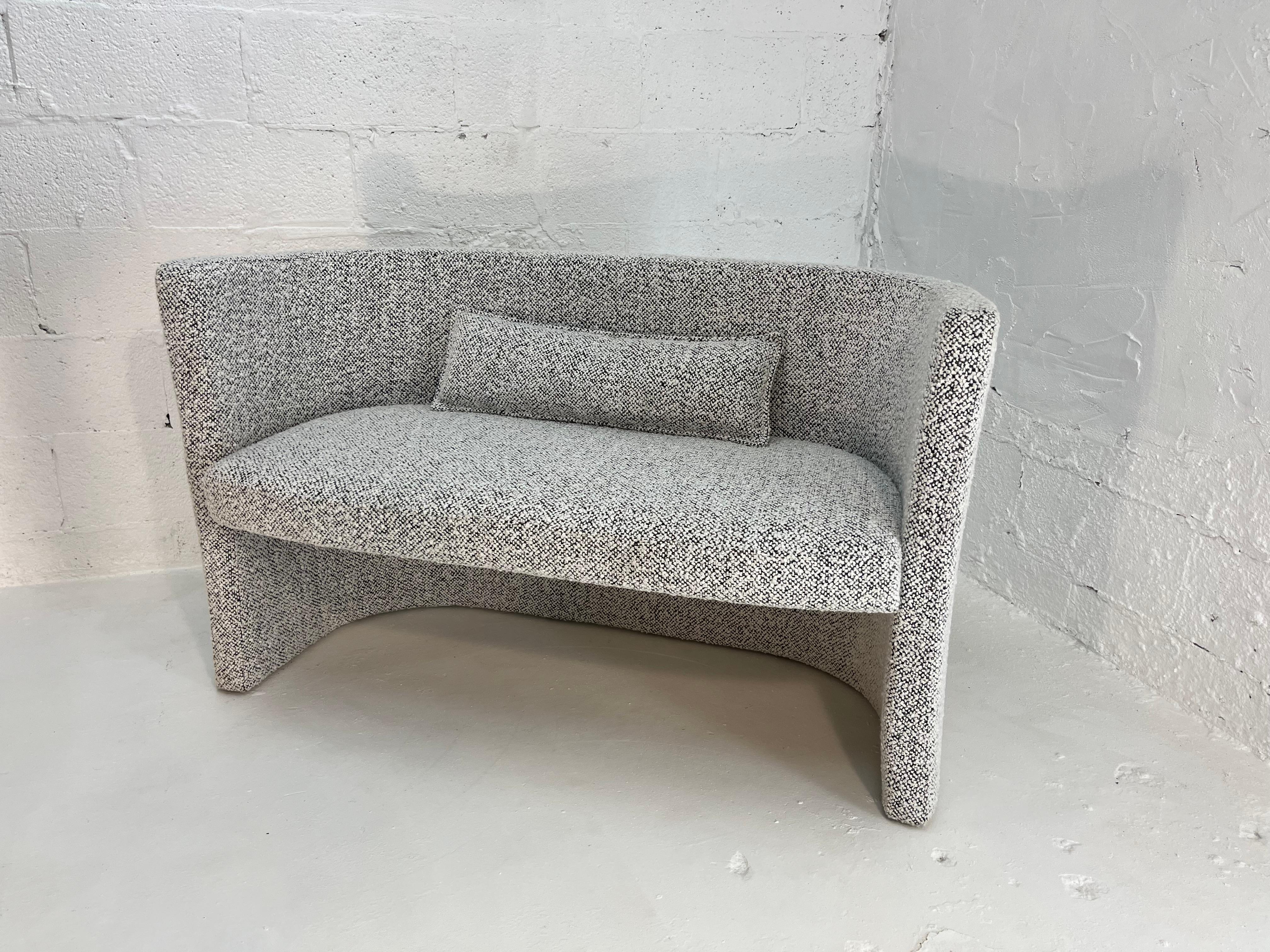 Loveseat de diseño, Banco, Kravet Negro Blanco Nubby Boucle en venta 10
