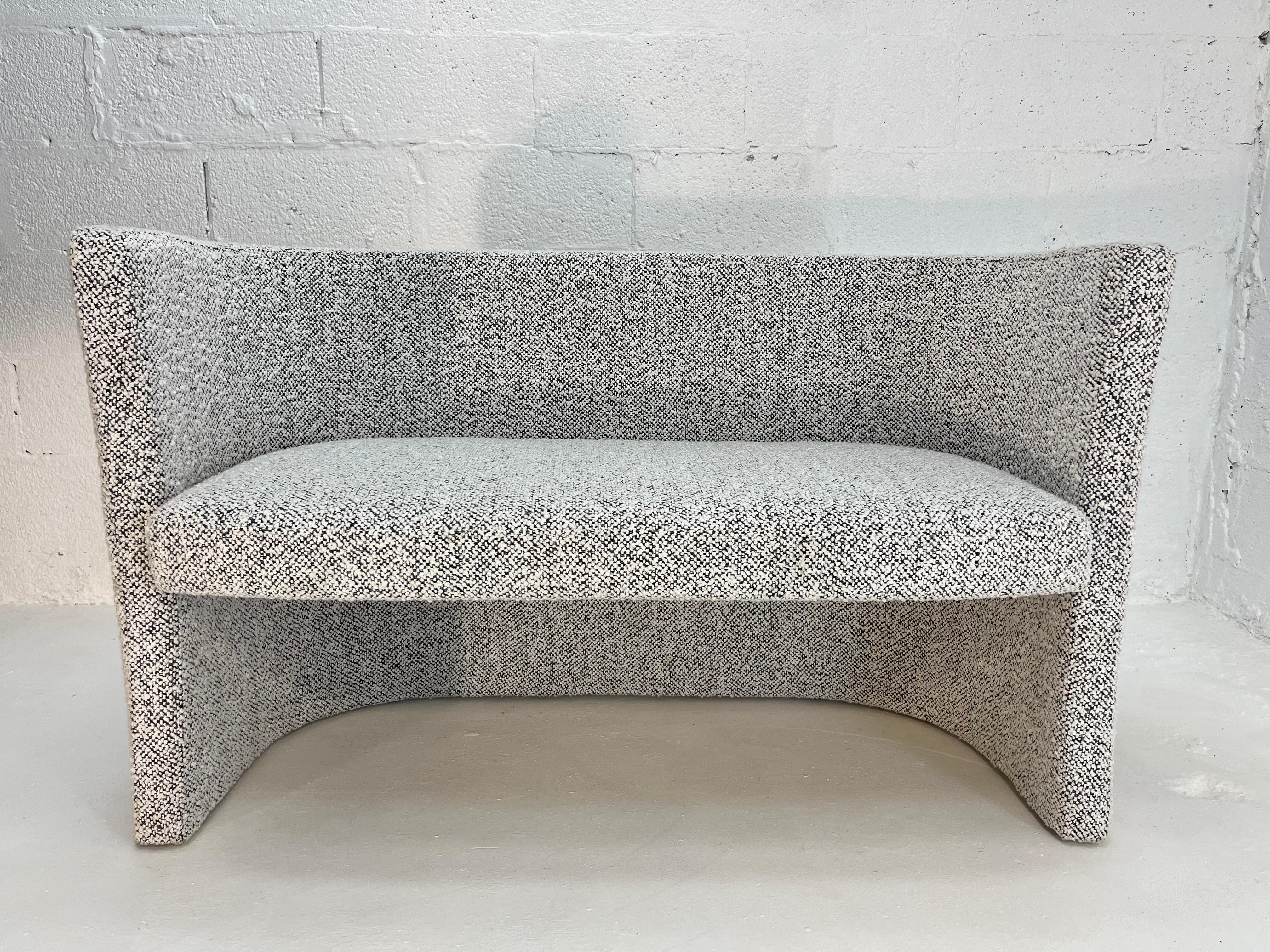 Loveseat de diseño, Banco, Kravet Negro Blanco Nubby Boucle en venta 11
