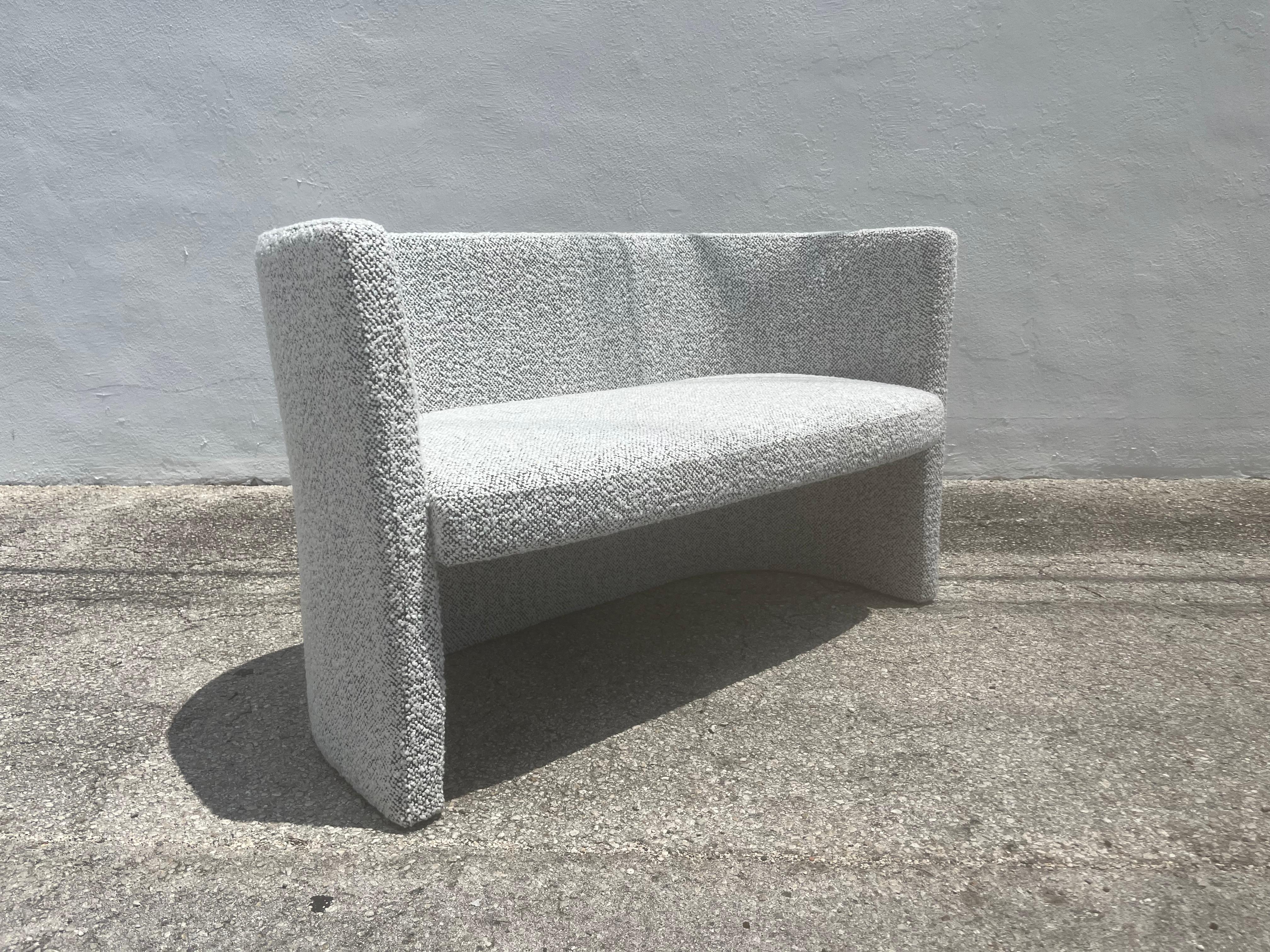 Designer Loveseat, schöne Proportionen, wurde gerade schön mit Kravet Black White Nubby Boucle gepolstert. Bereit für ein neues Zuhause.