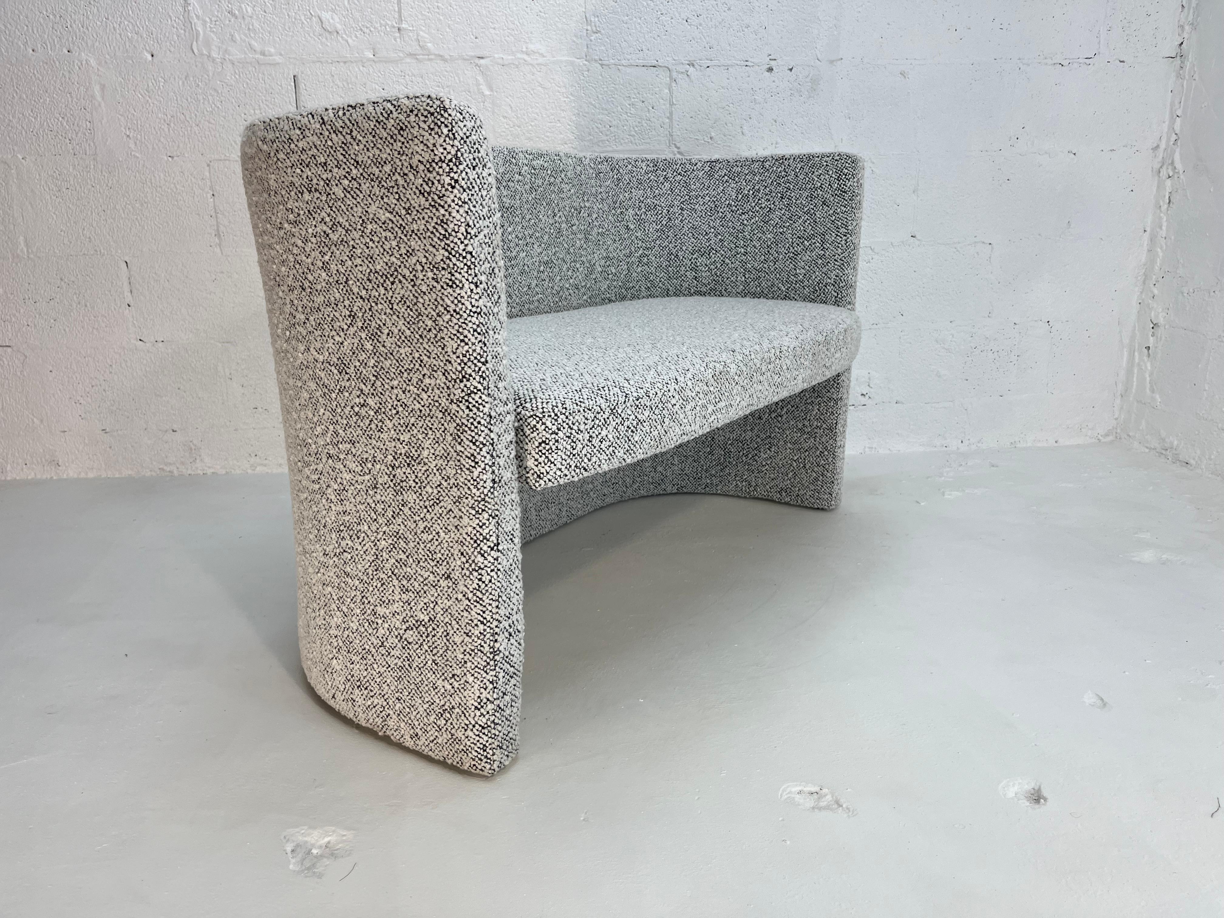 Loveseat de diseño, de proporciones encantadoras, acaba de ser bellamente tapizado en Kravet Black White Nubby Boucle. Listo para un nuevo hogar.