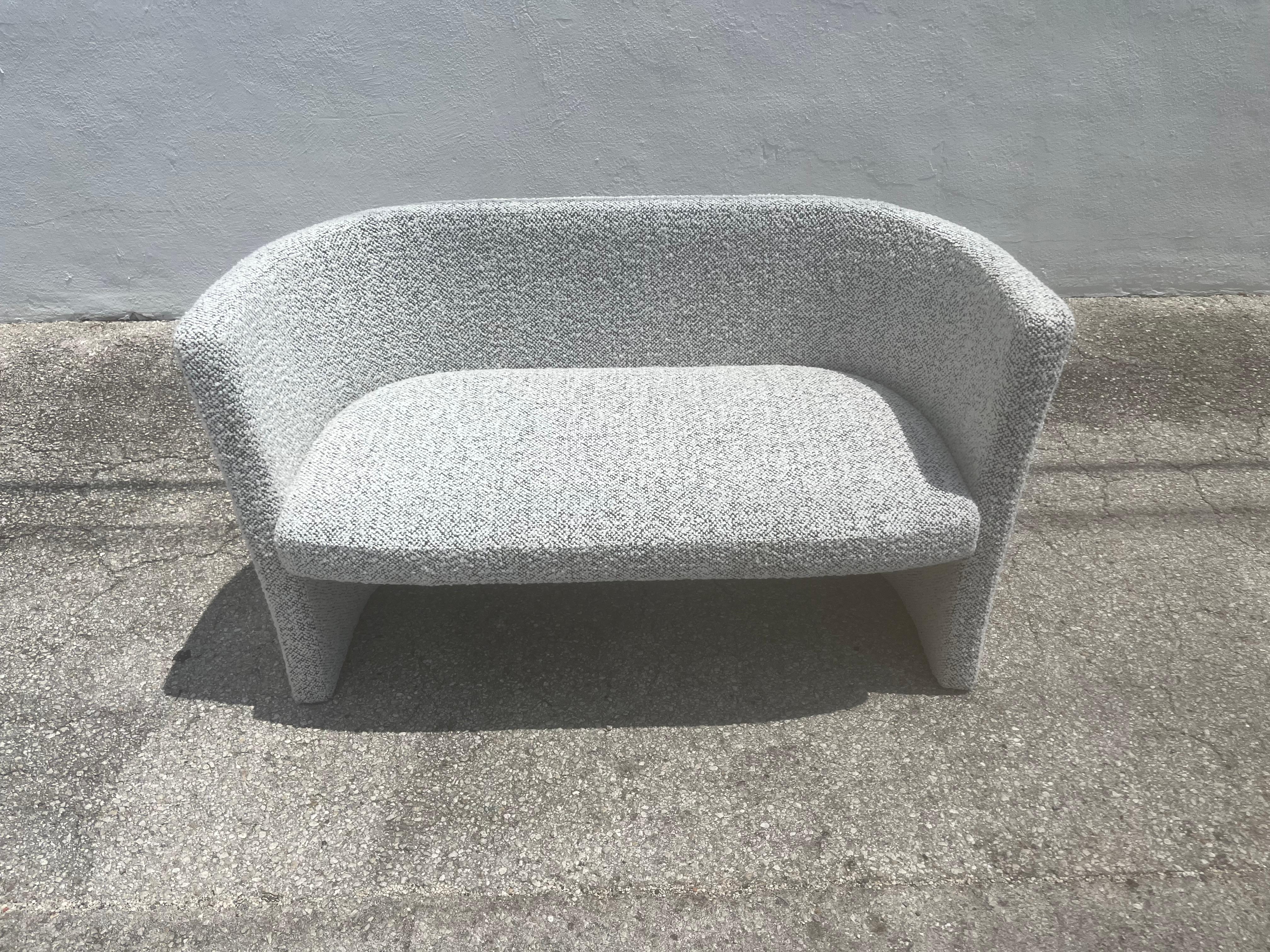Designer Loveseat, Bank, Kravet, Schwarz-Weißer Nubby Boucle im Angebot 13