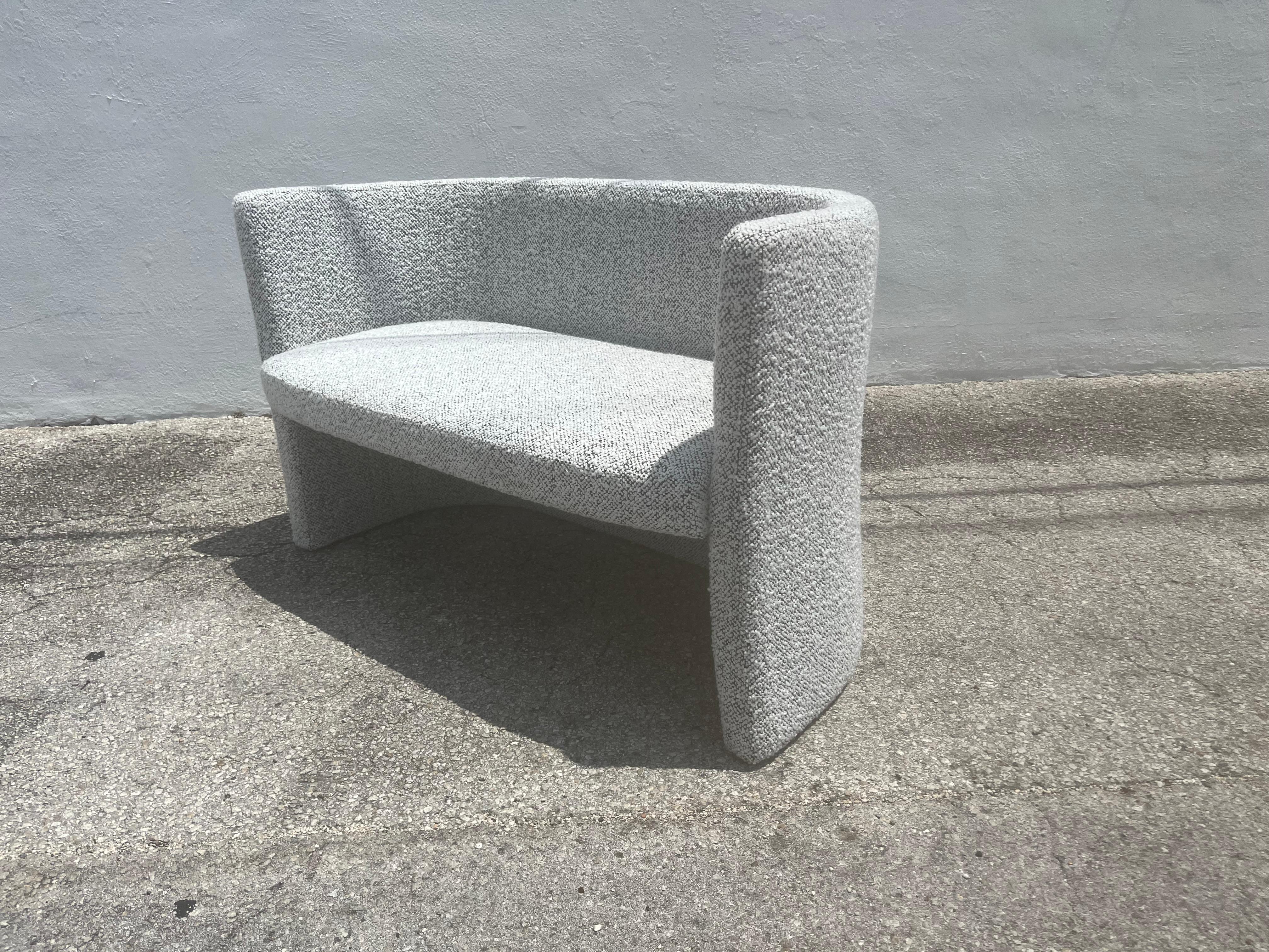 Designer Loveseat, Bank, Kravet, Schwarz-Weißer Nubby Boucle (Moderne) im Angebot