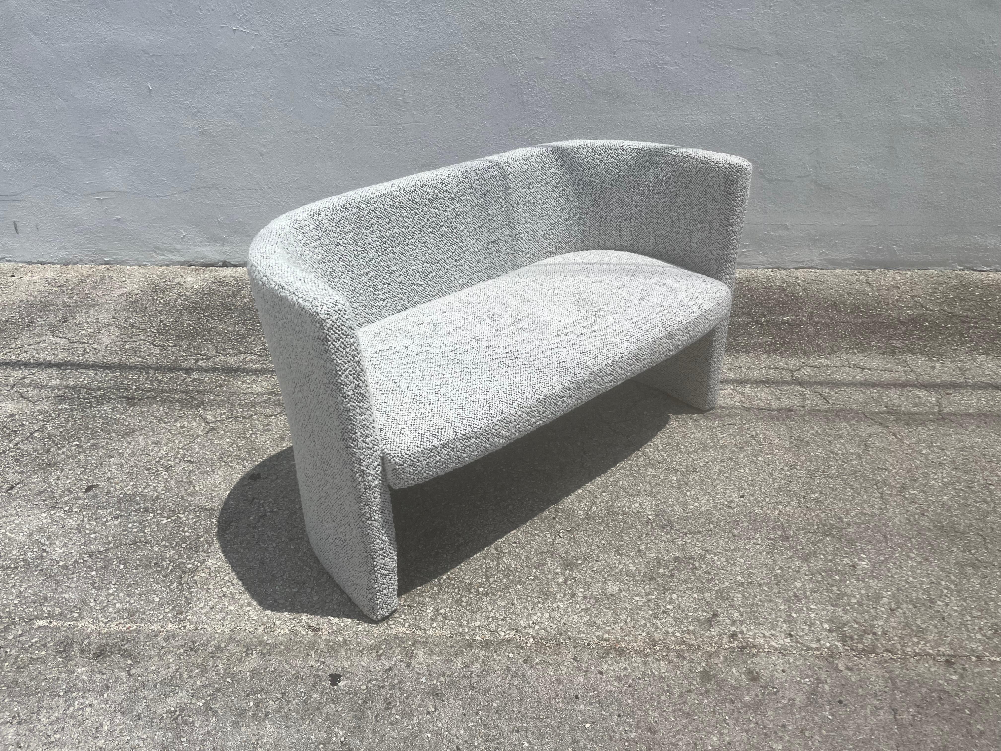 Designer Loveseat, Bank, Kravet, Schwarz-Weißer Nubby Boucle (amerikanisch) im Angebot