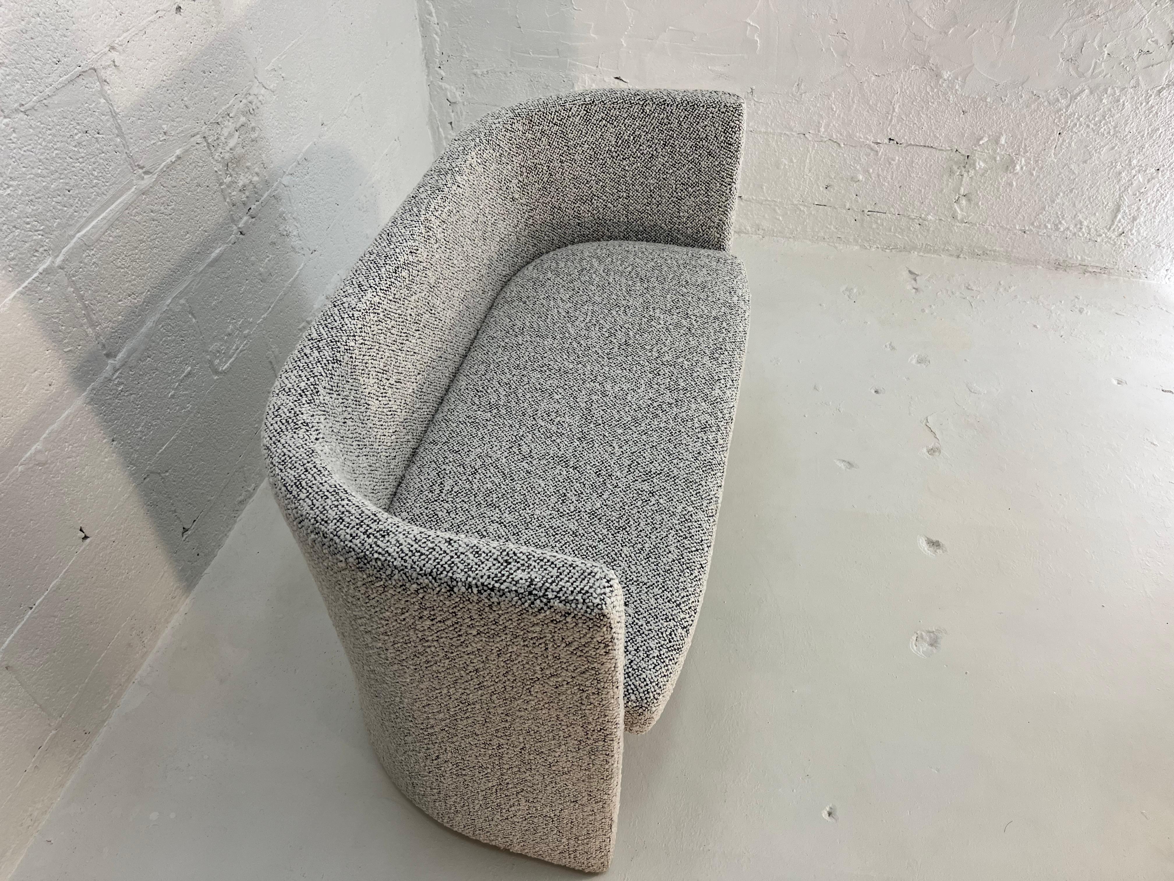 Loveseat de diseño, Banco, Kravet Negro Blanco Nubby Boucle Estadounidense en venta