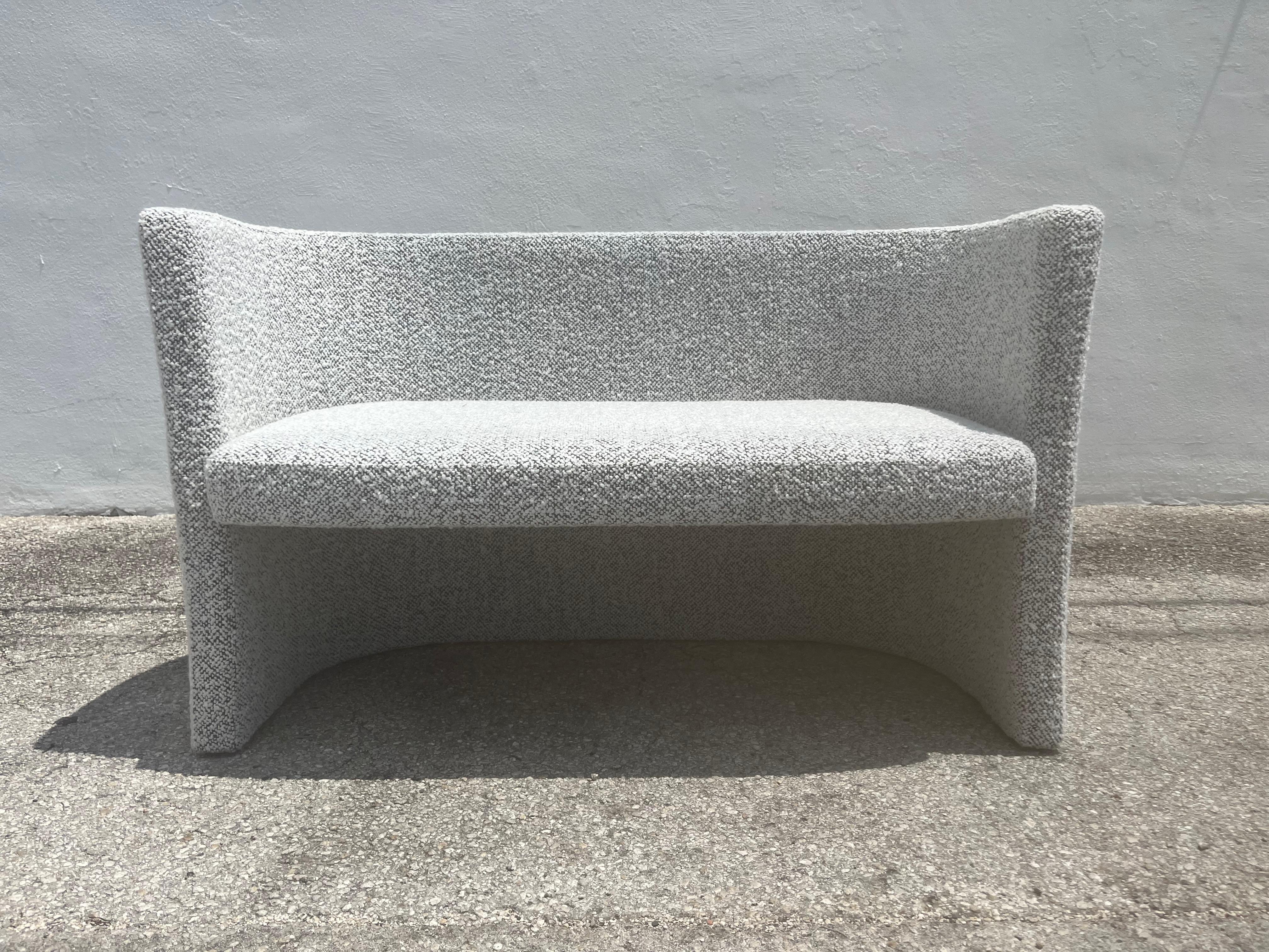 Designer Loveseat, Bank, Kravet, Schwarz-Weißer Nubby Boucle im Zustand „Hervorragend“ im Angebot in Miami, FL