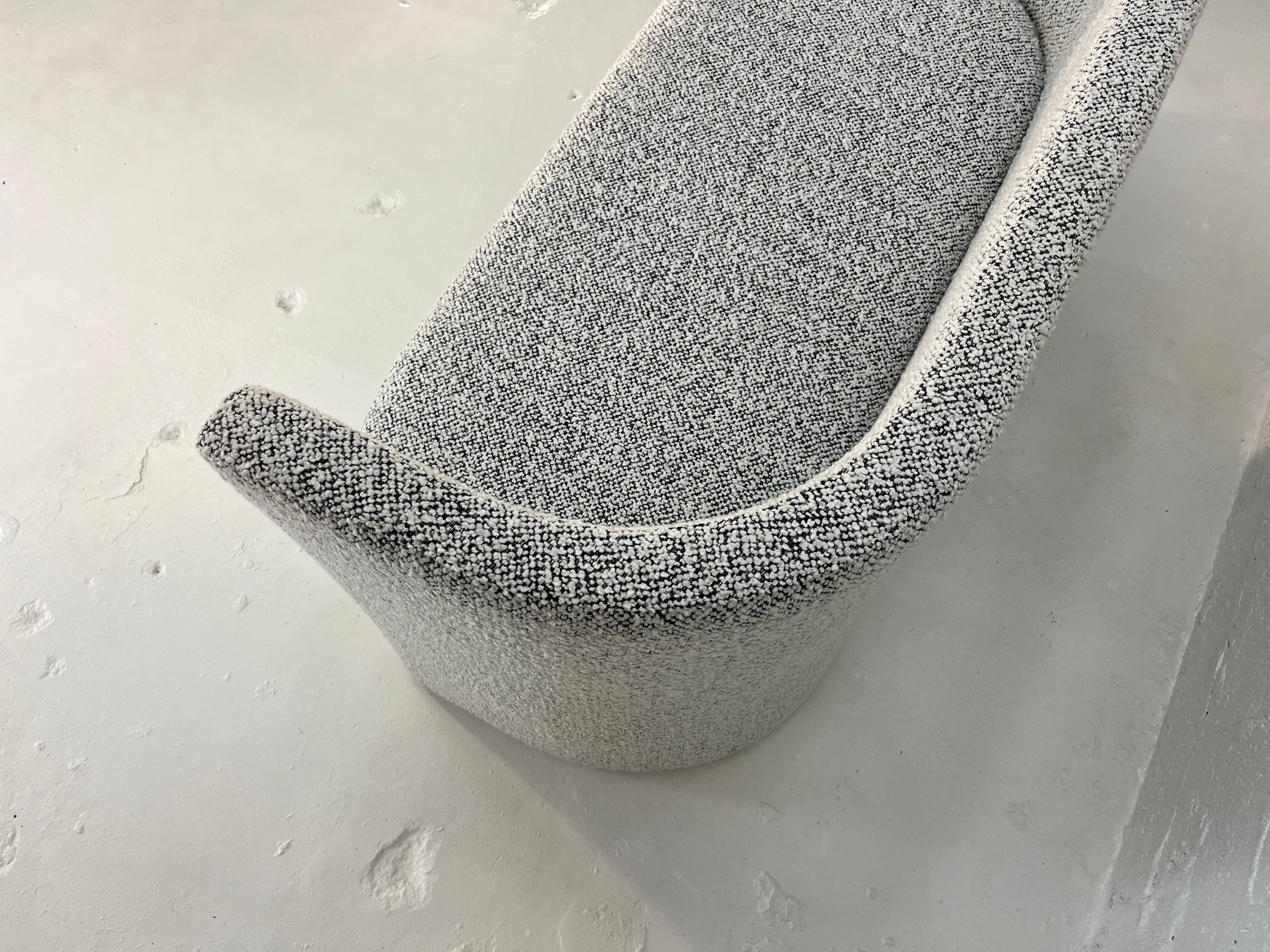 Loveseat de diseño, Banco, Kravet Negro Blanco Nubby Boucle en Excelente estado para la venta en Miami, FL