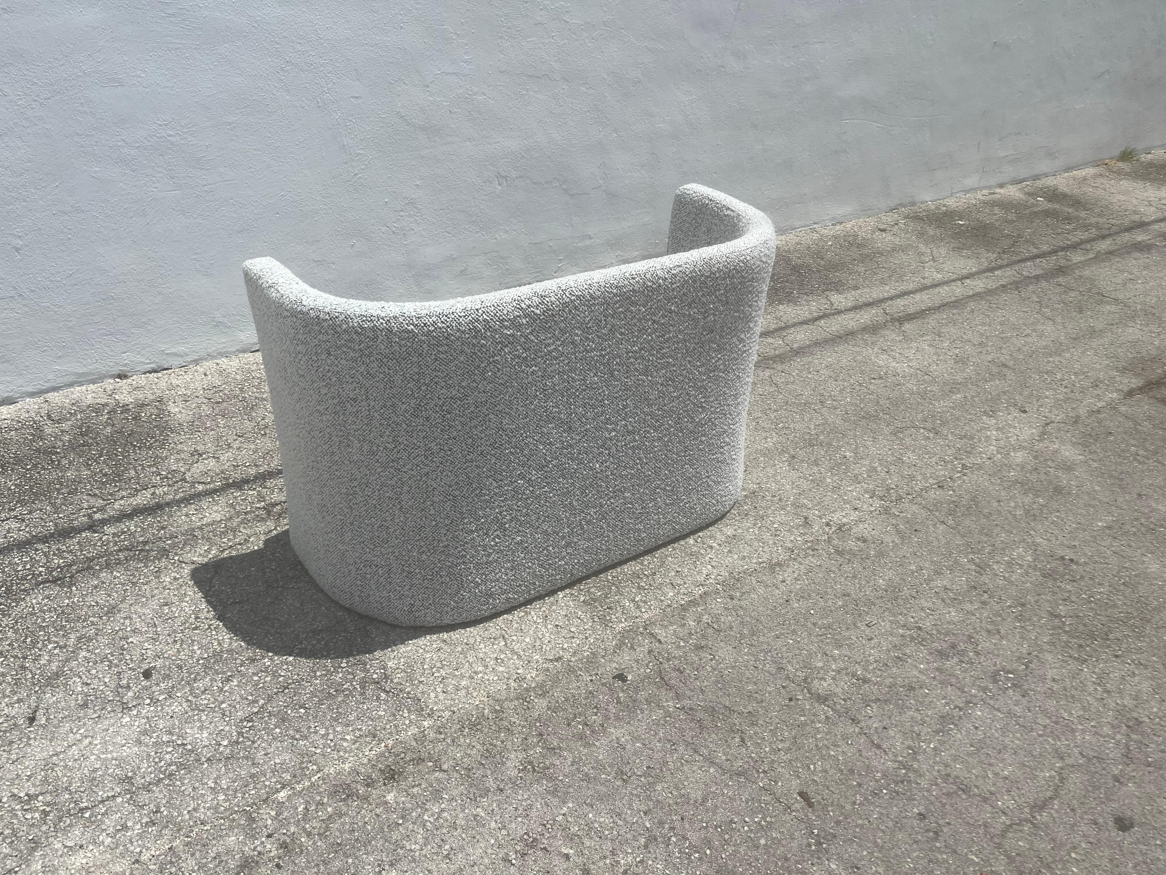 Designer Loveseat, Bank, Kravet, Schwarz-Weißer Nubby Boucle (Ende des 20. Jahrhunderts) im Angebot