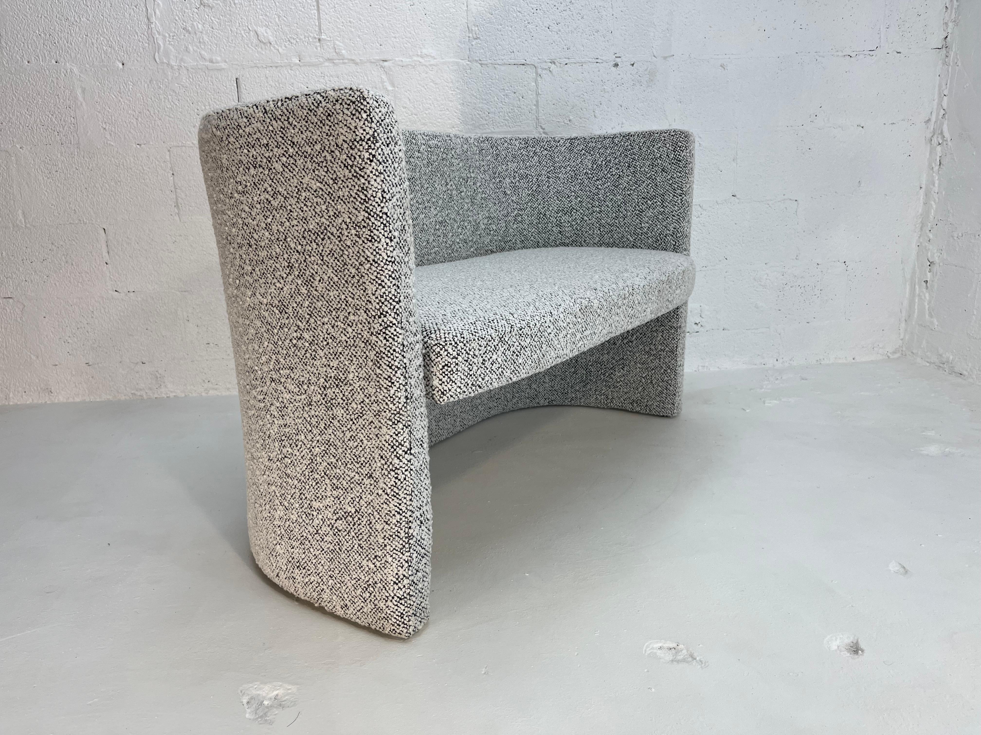 Loveseat de diseño, Banco, Kravet Negro Blanco Nubby Boucle finales del siglo XX en venta