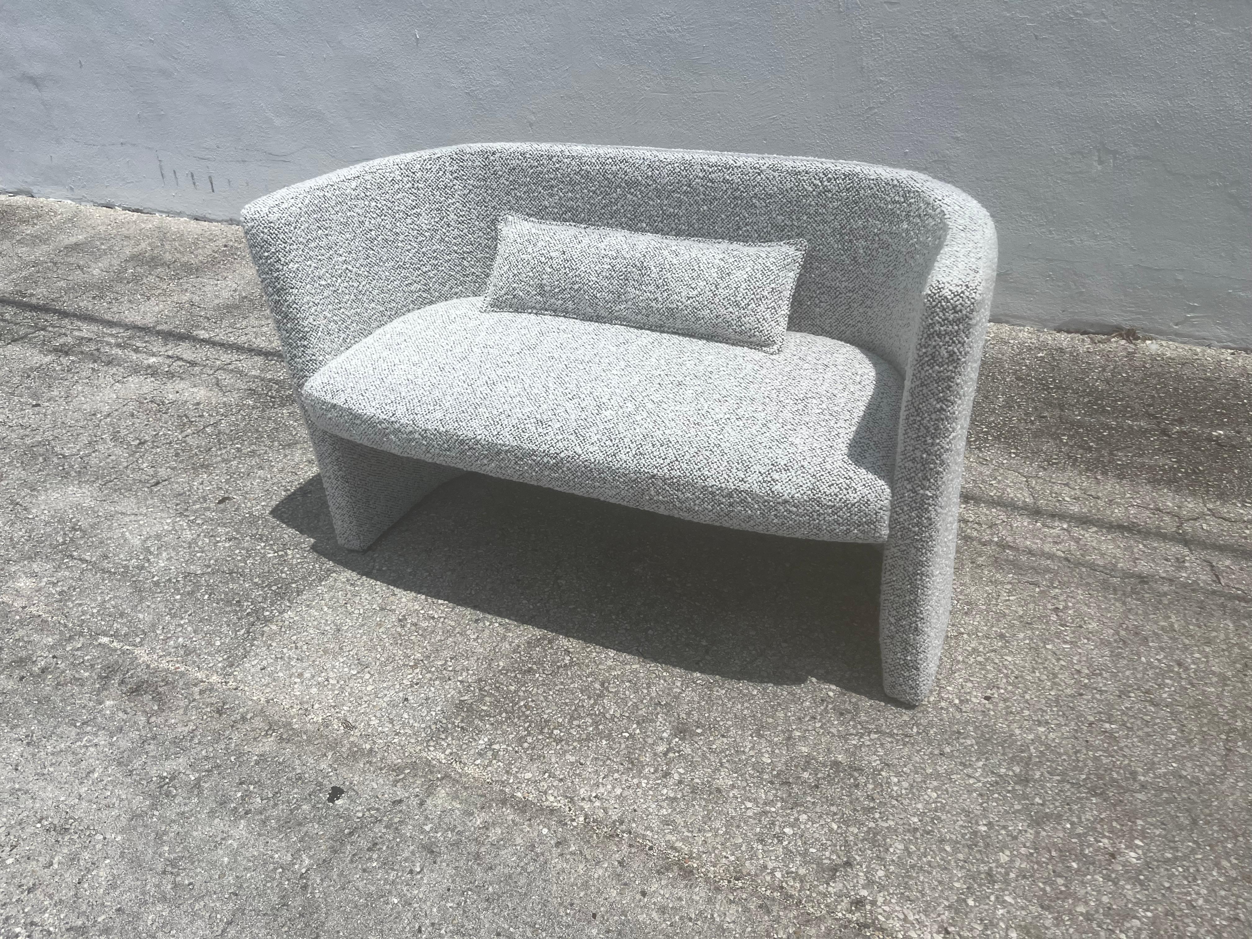 Designer Loveseat, Bank, Kravet, Schwarz-Weißer Nubby Boucle (Berliner Eisen) im Angebot