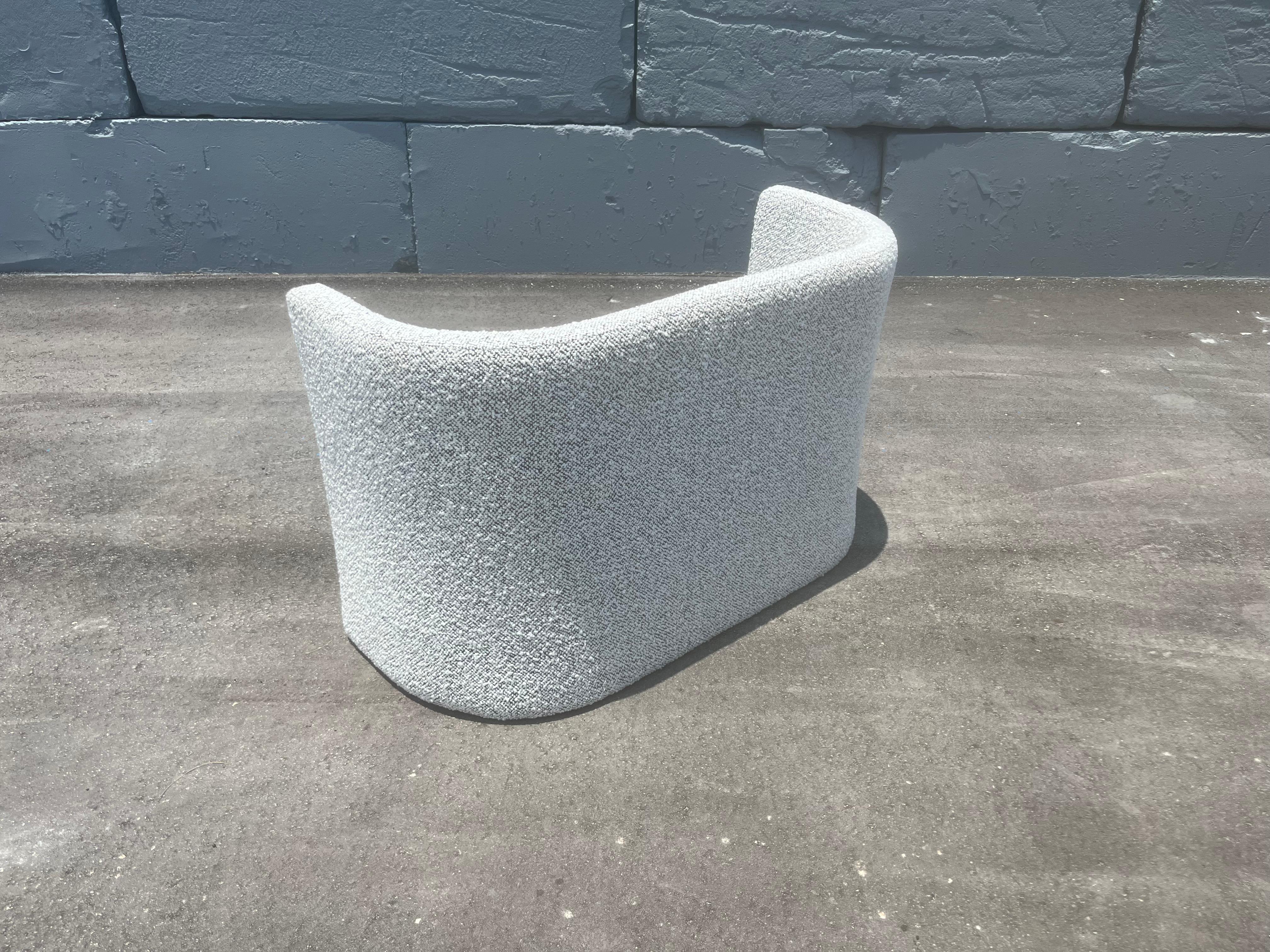Designer Loveseat, Bank, Kravet, Schwarz-Weißer Nubby Boucle im Angebot 1