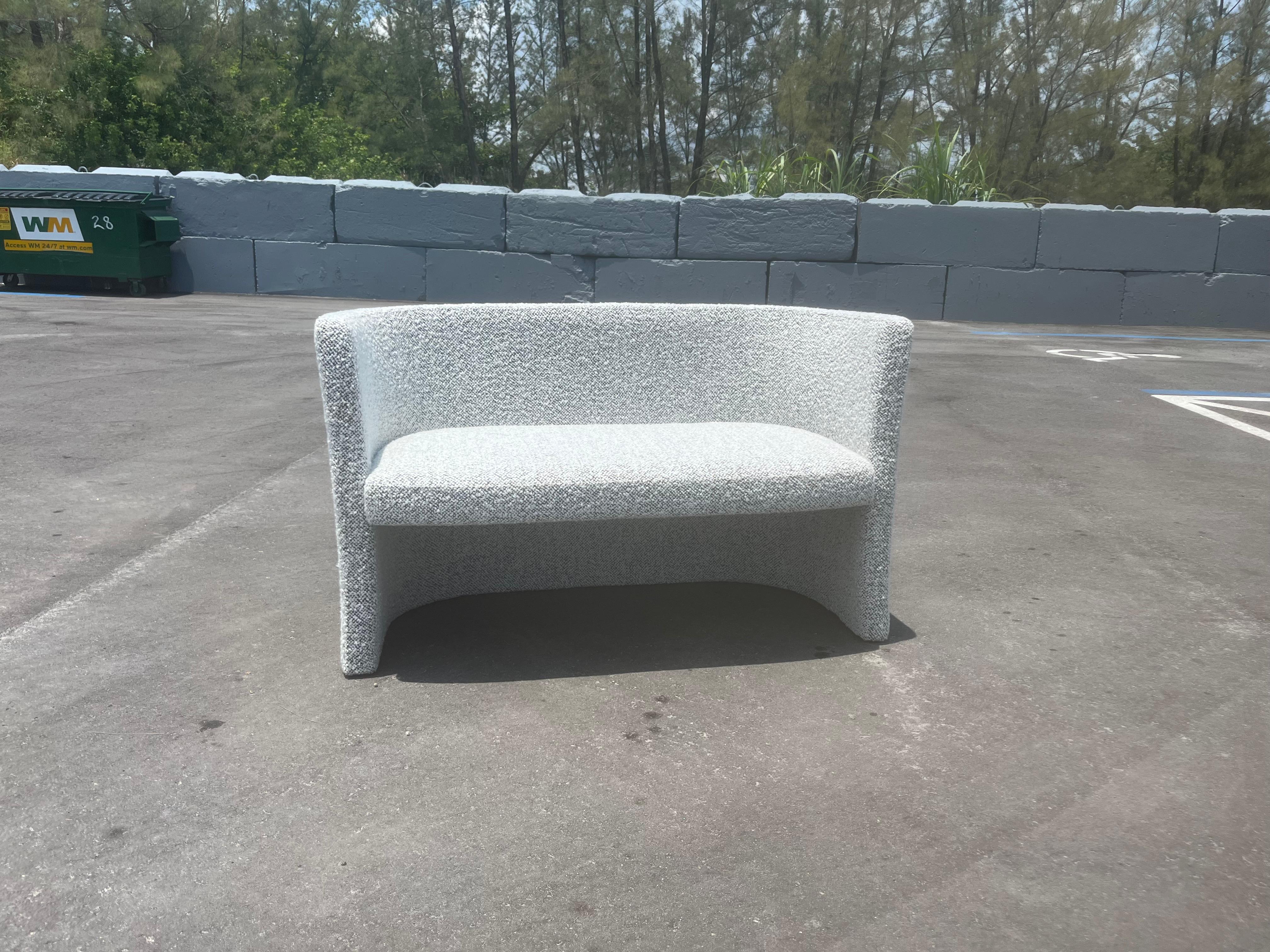 Designer Loveseat, Bank, Kravet, Schwarz-Weißer Nubby Boucle im Angebot 2