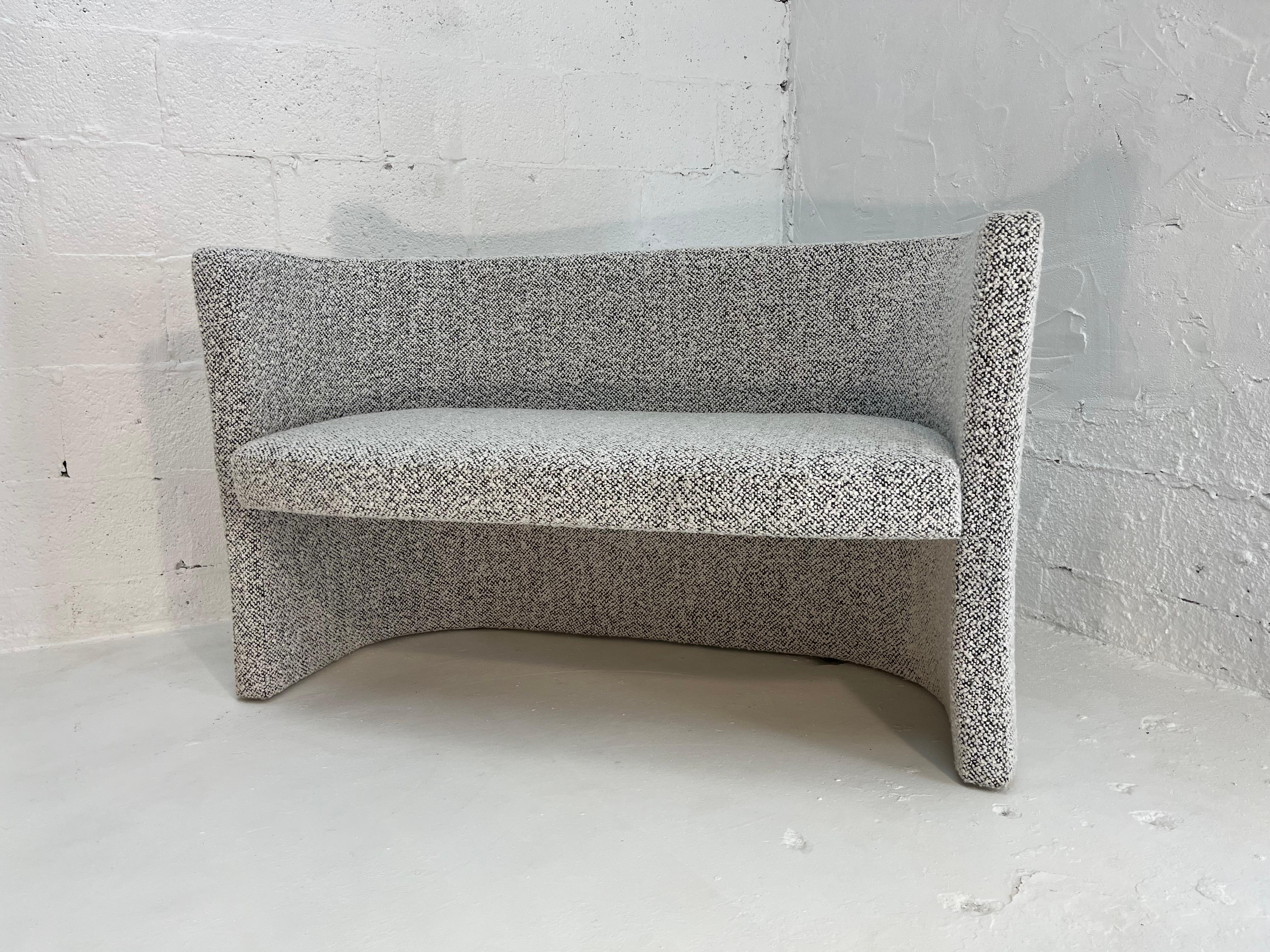 Loveseat de diseño, Banco, Kravet Negro Blanco Nubby Boucle en venta 2