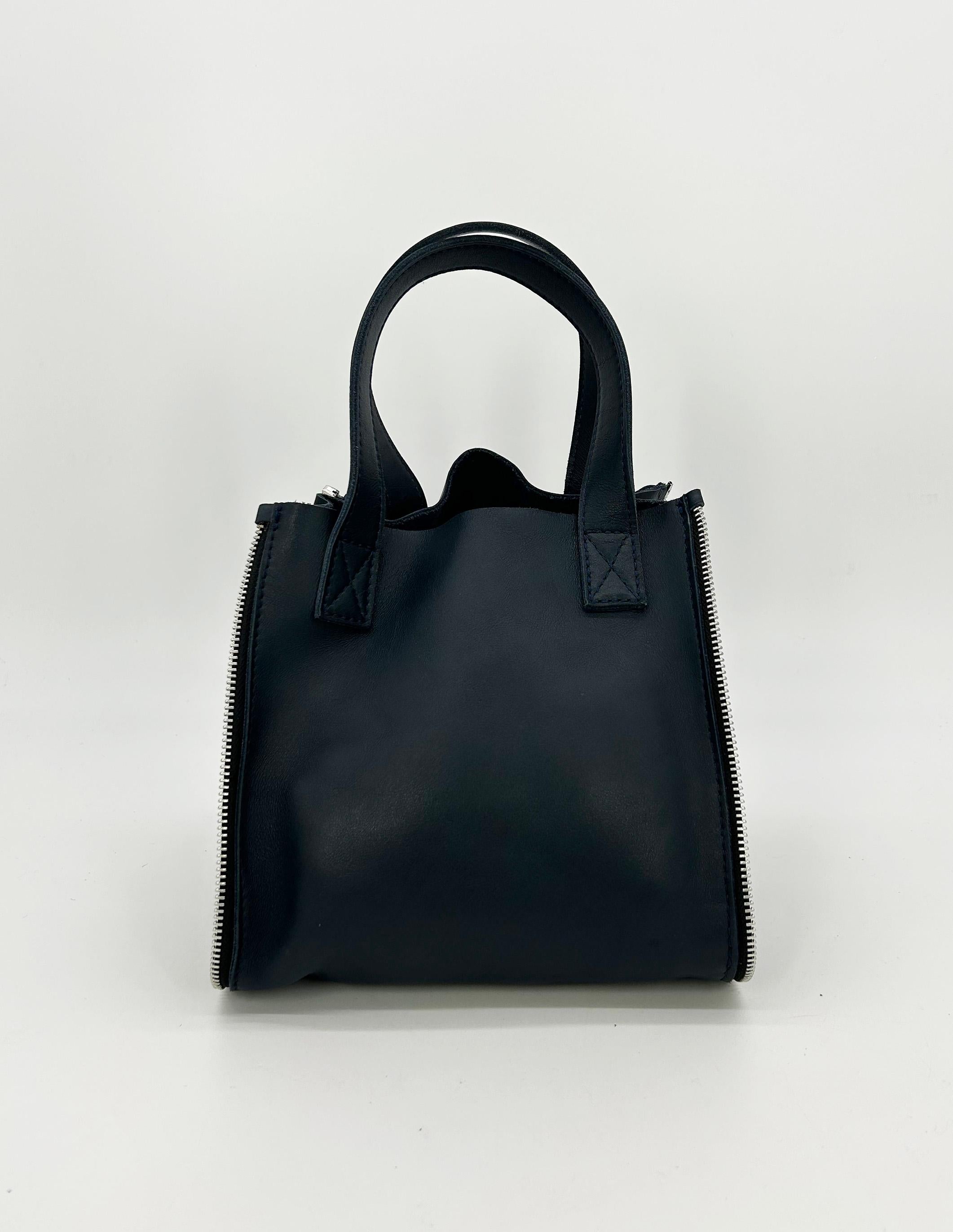 Bolso de diseño Made in Italy Azul Marino Piel 3 en 1 Bolso Tote en venta 7