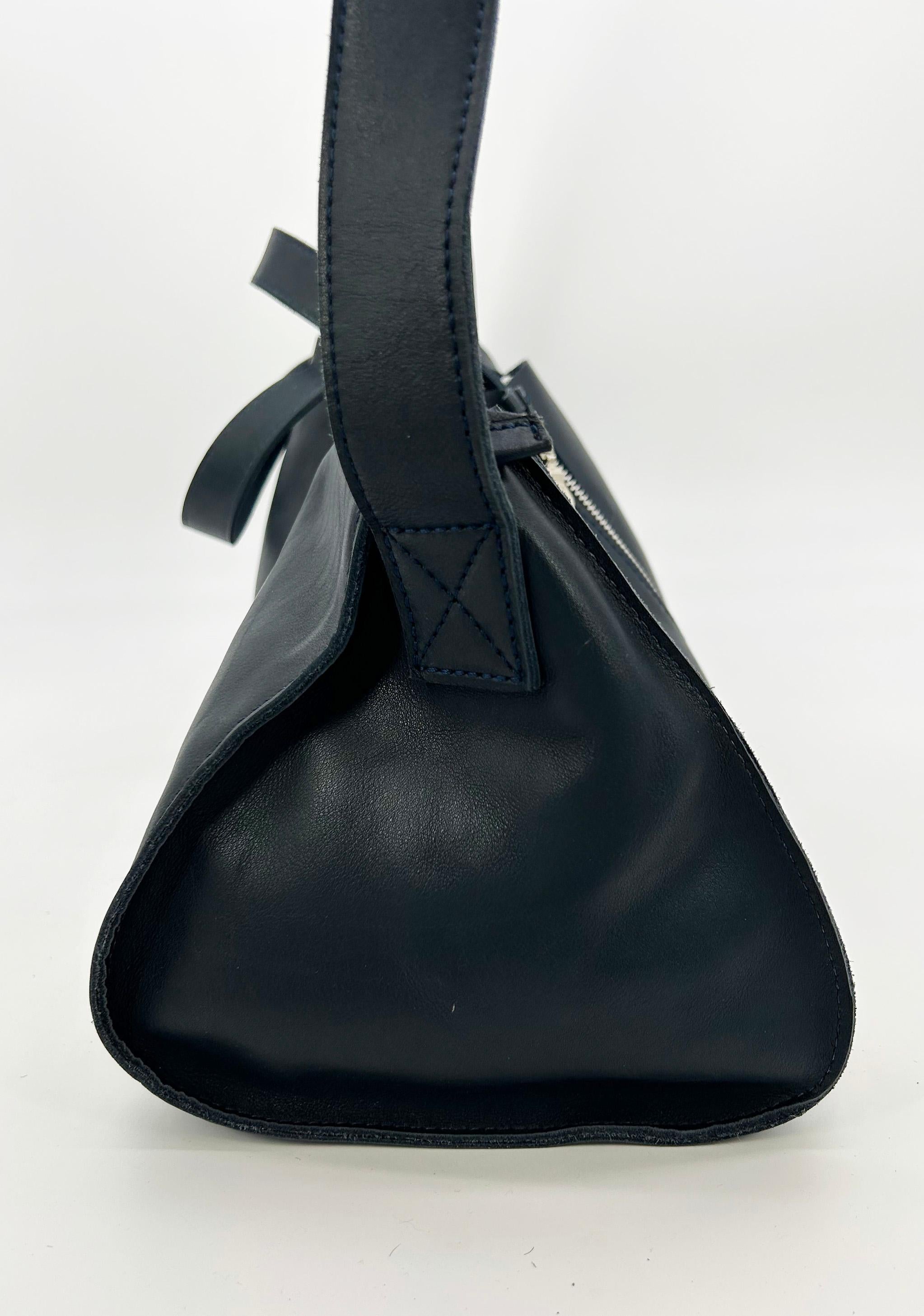 Asombroso Bolso Tote 3 en 1 de piel azul marino de diseño Made in Italy en excelente estado. Exterior de piel lisa azul marino ribeteada con bandolera de piel extraíble, asas dobles superiores y cremalleras plateadas. Diseño único de 3 bolsas en 1.
