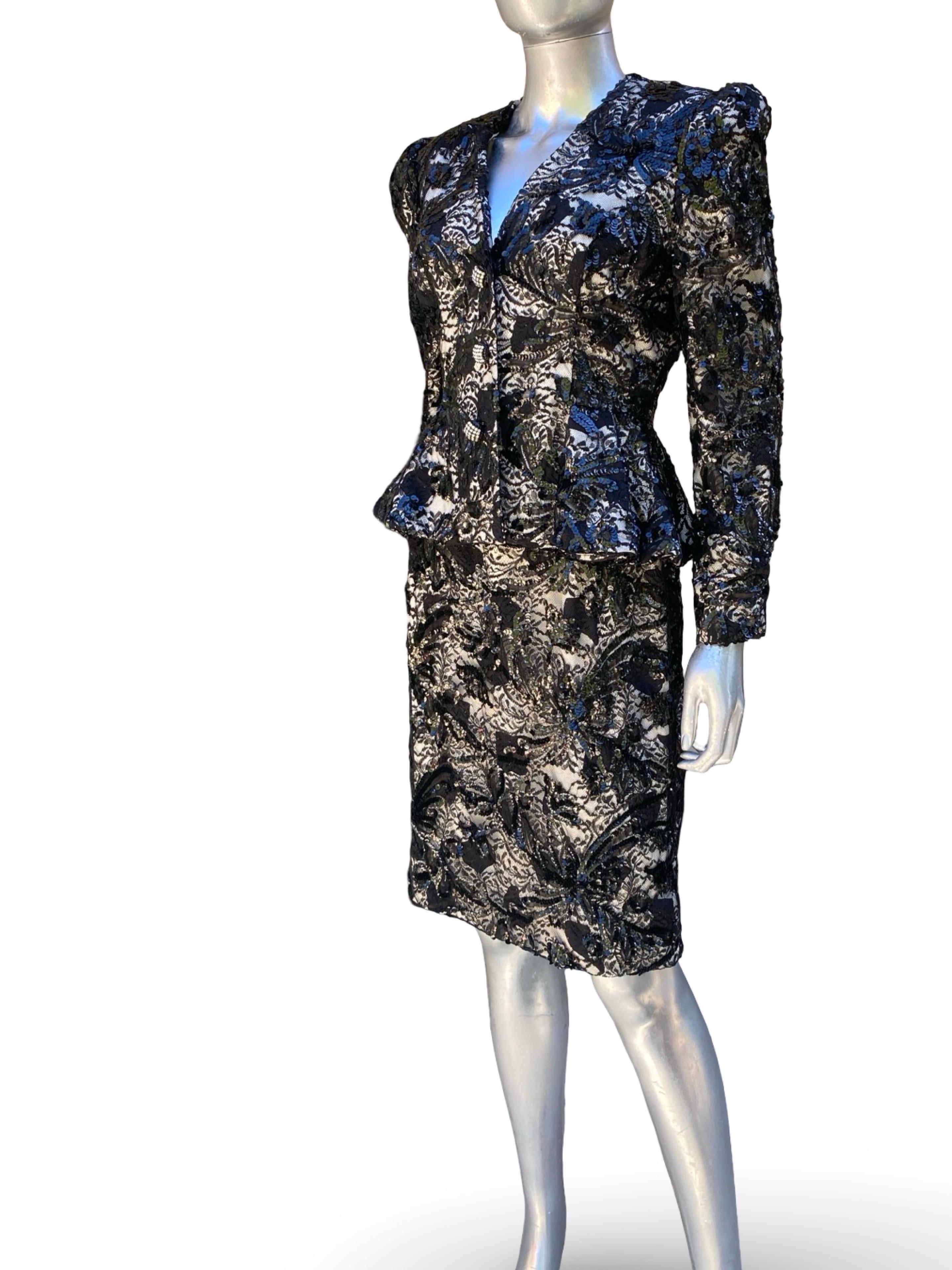 Designer Modern Embellis à la main CHIC Combinaison de soirée en dentelle française noire Taille 10 Bon état - En vente à Palm Desert, CA