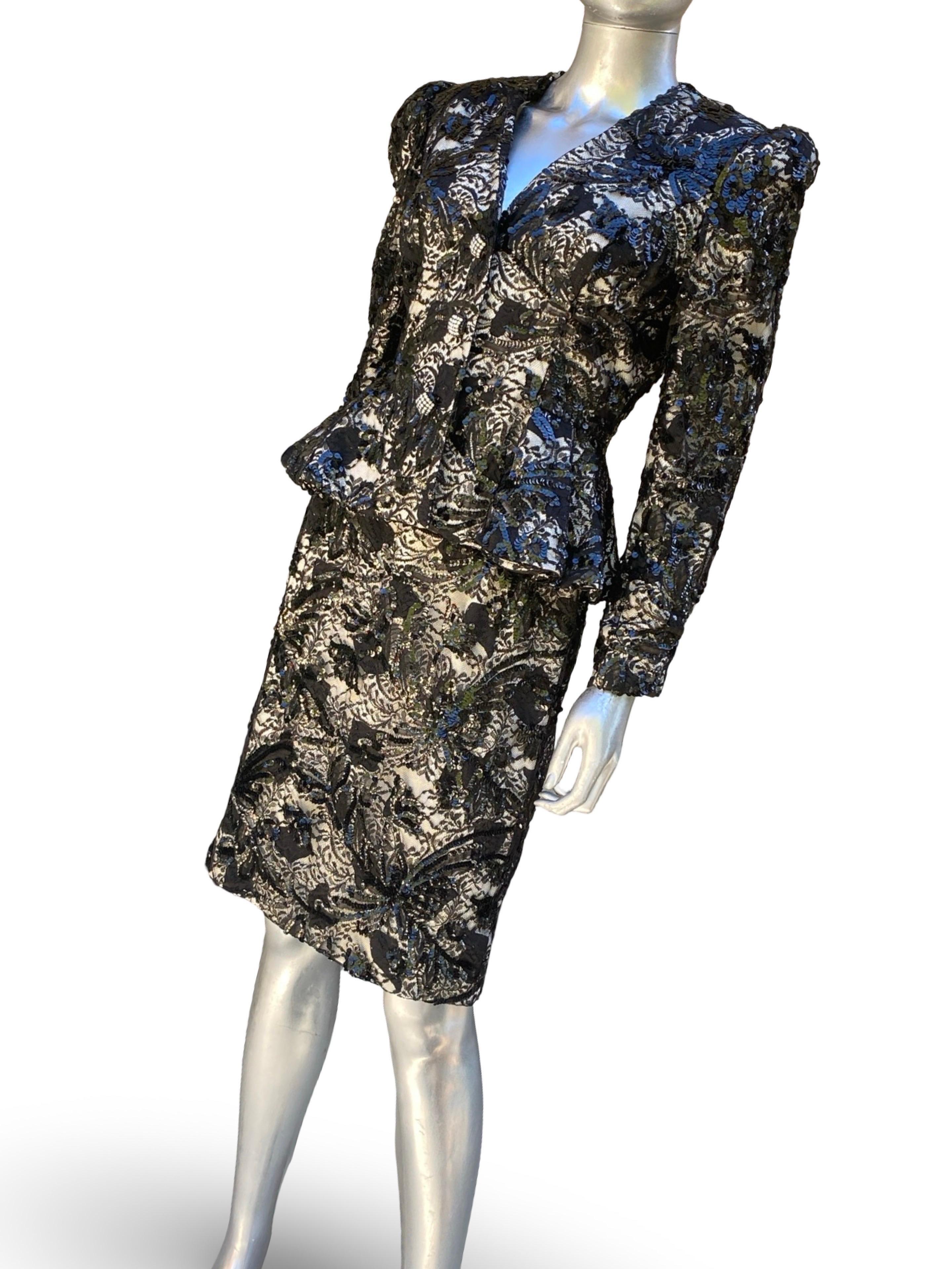 Designer Modern Embellis à la main CHIC Combinaison de soirée en dentelle française noire Taille 10 Pour femmes en vente