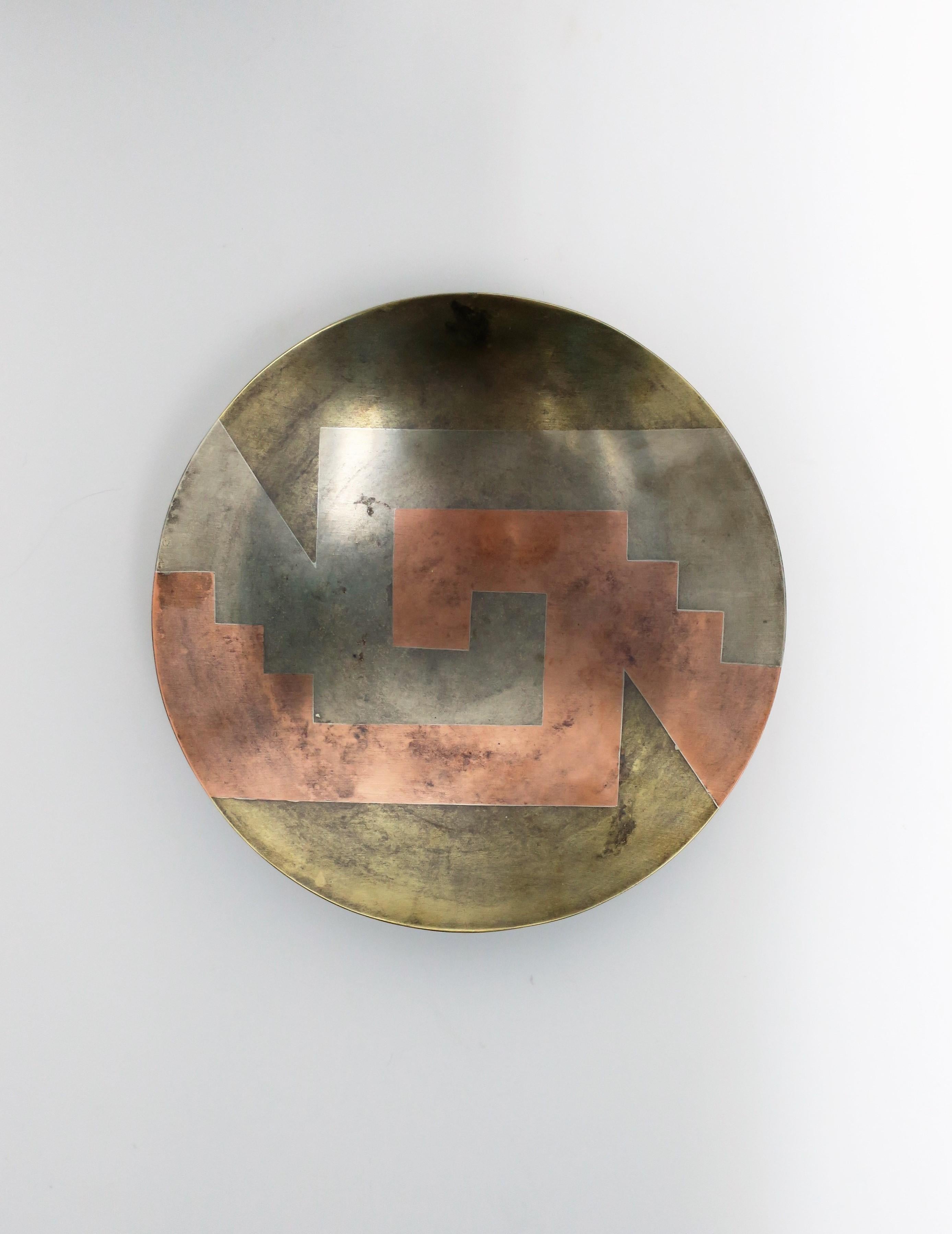 A beautiful Art Deco Modern style mixed metals bowl with geometric design by designer E. Cabello, circa 1960s, Mexico. Great as a standalone centerpiece or vide-poche/catchall as demonstrated. Mixed metals include: copper, brass, and silver alloy.