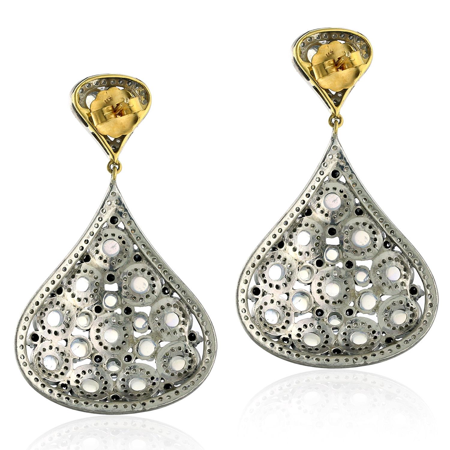 Der Designer-Ohrring aus Mondstein und Diamant in Gold und Silber ist der perfekte Ohrring für das kleine Schwarze.

14kt Gold: 3.08gms
Diamant: 5,94cts
Silber: 23,42g
Mondstein: 10.10cts
