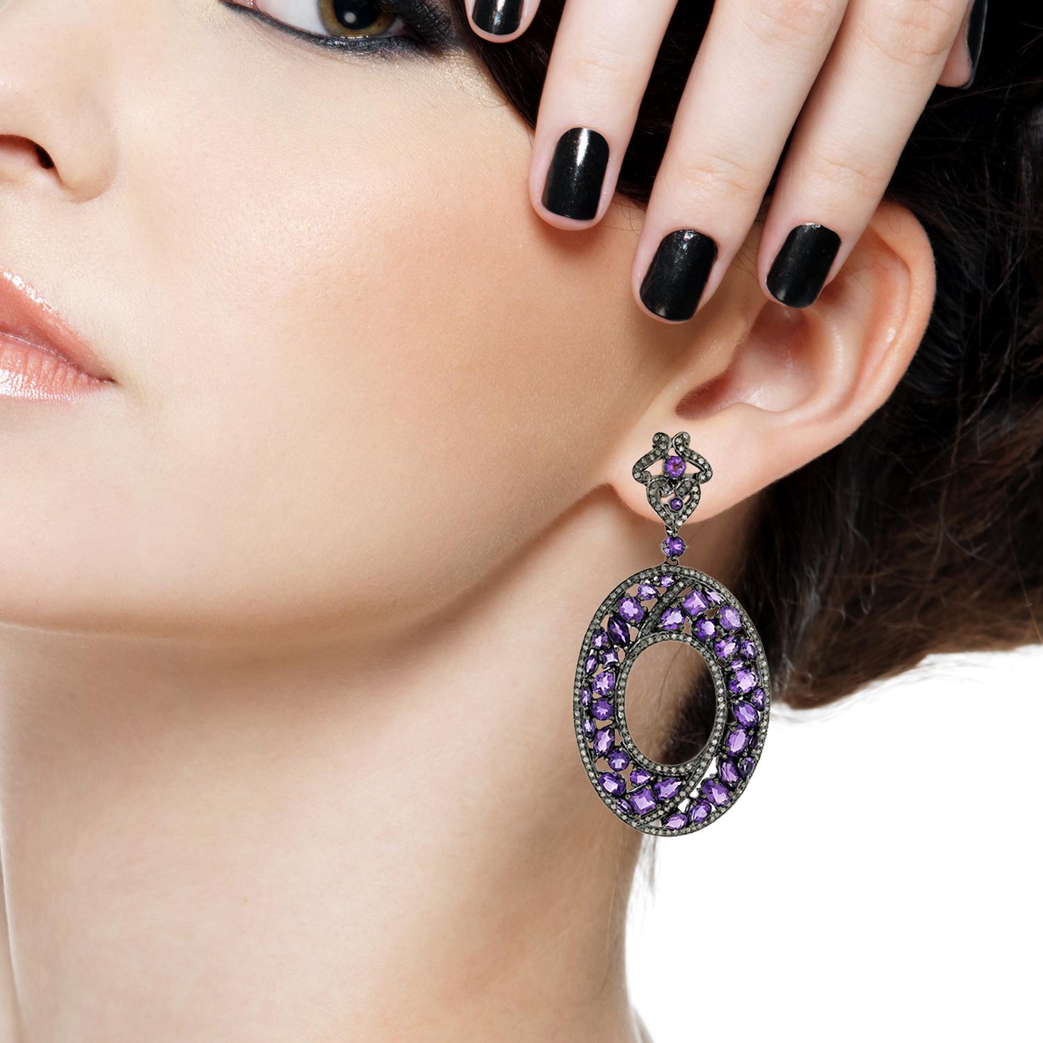Questo orecchino di design a forma di mosaico con ametista e diamante in argento e oro è elegante, divertente e unico.

Oro 18kt: 2,82 g
Diamante: 3,09cts
Argento: 23,46 g.
Ametista: 13,38 carati

