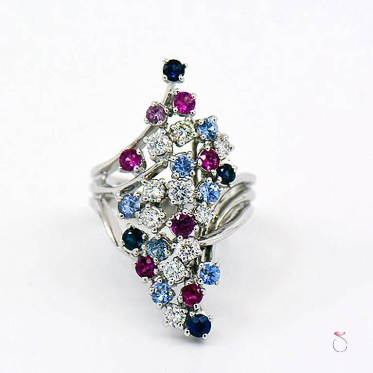 Questo magnifico bouquet di gemme e diamanti disegnato da Assor Gioielli è semplicemente stupefacente. Il design dell'anello è caratterizzato da un grande e fluente gruppo di gemme rotonde di colore e diamanti rotondi sparsi in modo casuale.