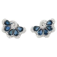 Designer-Ohrstecker aus 18 Karat Weißgold mit natürlichem blauem Saphir und Diamant-Blumenmuster