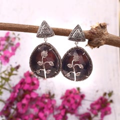 Ohrringe aus Sterlingsilber mit naturbelassenem Rohsaphir und Diamanten im Pavé-Setting