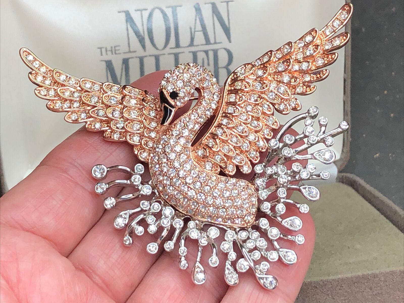 Designer Nolan Miller Signed Crystal Signature Swan Brooch Pin ~ Original Box In Excellent Condition For Sale In Montreal, QC
