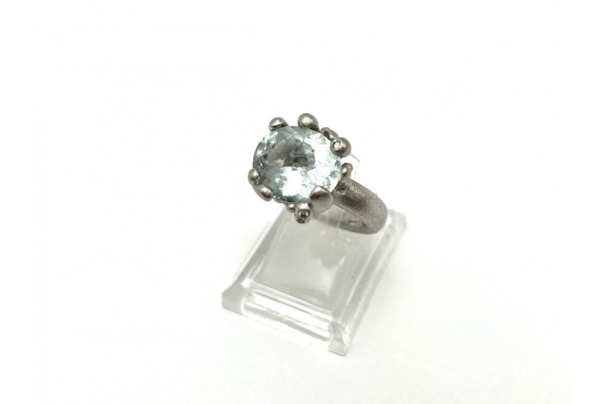 Designer Ole Lynggaard ring in white gold with aquamarine and diamonds In Good Condition For Sale In Chorzów, PL