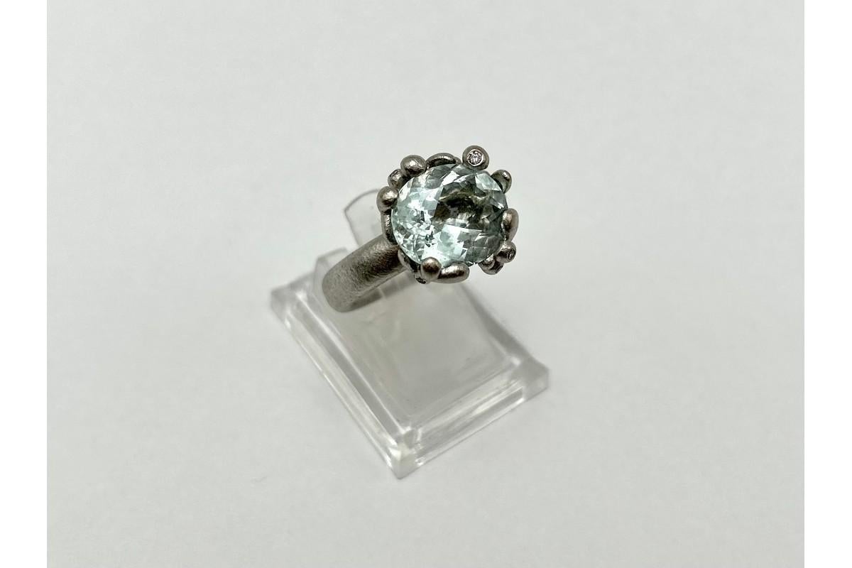 Designer Ole Lynggaard ring in white gold with aquamarine and diamonds For Sale 1