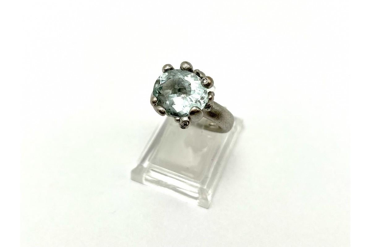 Designer Ole Lynggaard ring in white gold with aquamarine and diamonds For Sale 2