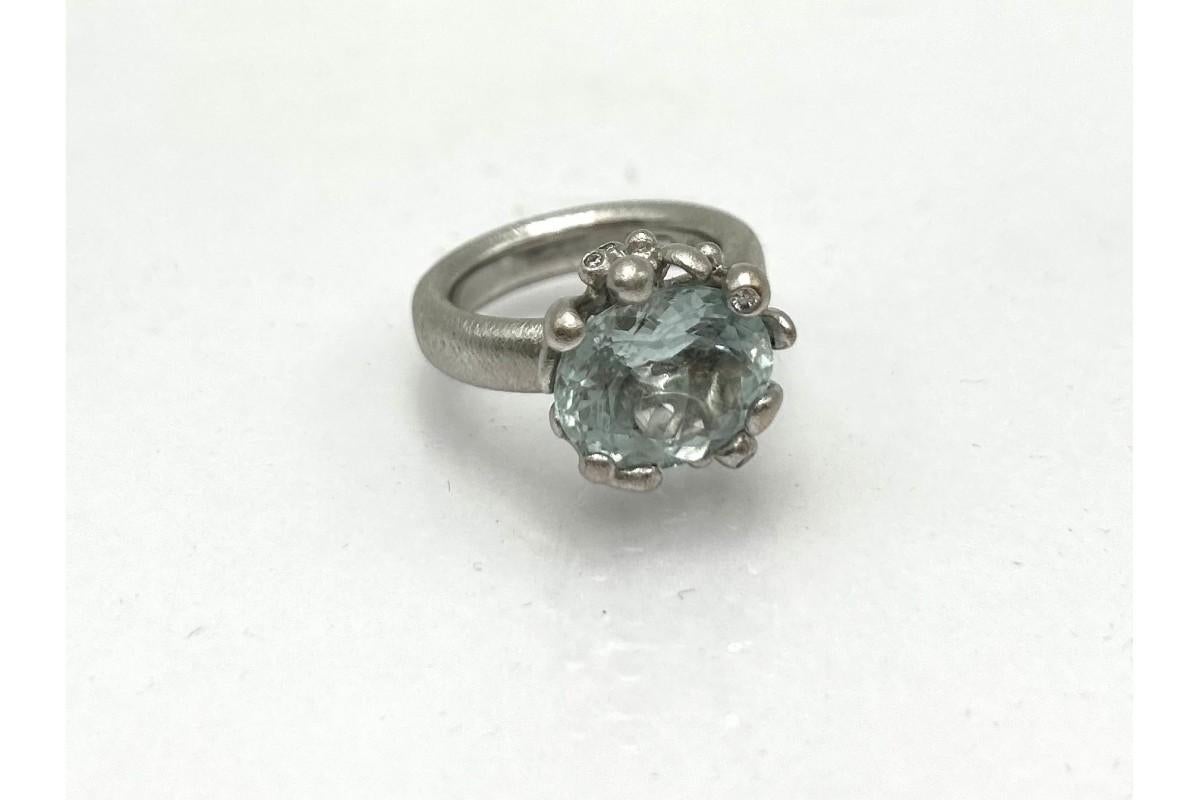 Designer Ole Lynggaard ring in white gold with aquamarine and diamonds For Sale 3