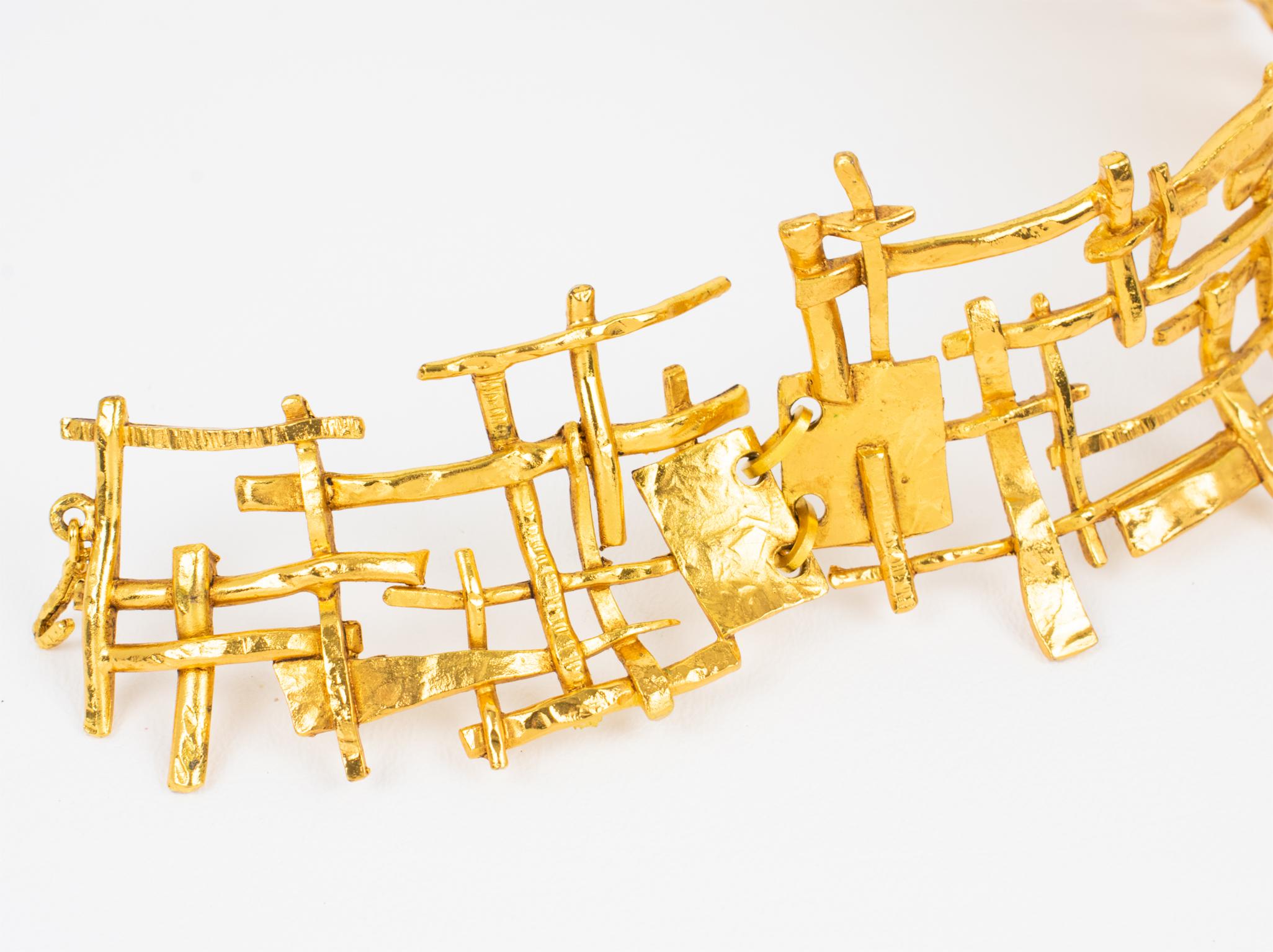 Collana a collare rigida dorata di design Paris Brutalist in vendita 7