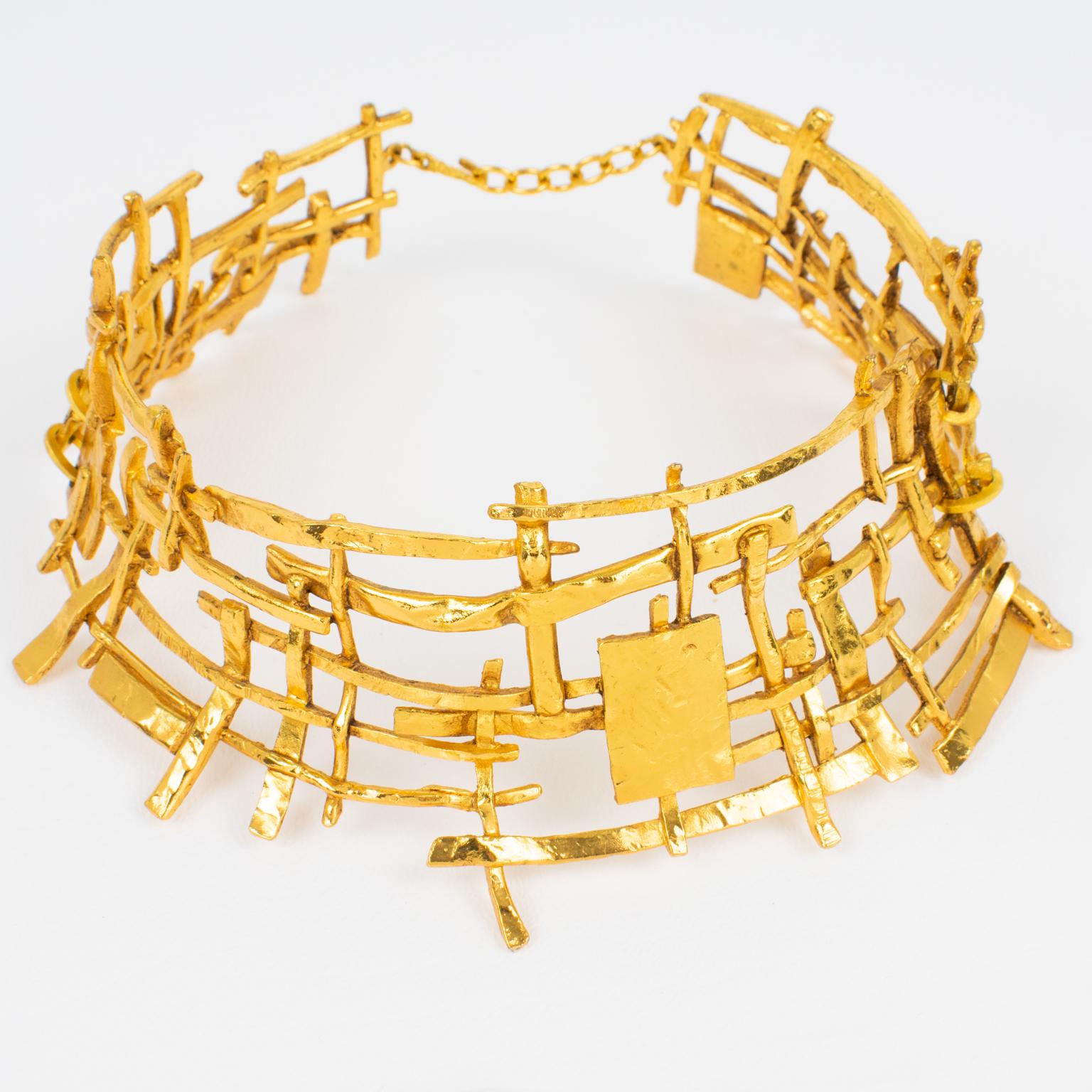 Collana a collare rigida dorata di design Paris Brutalist in vendita 11