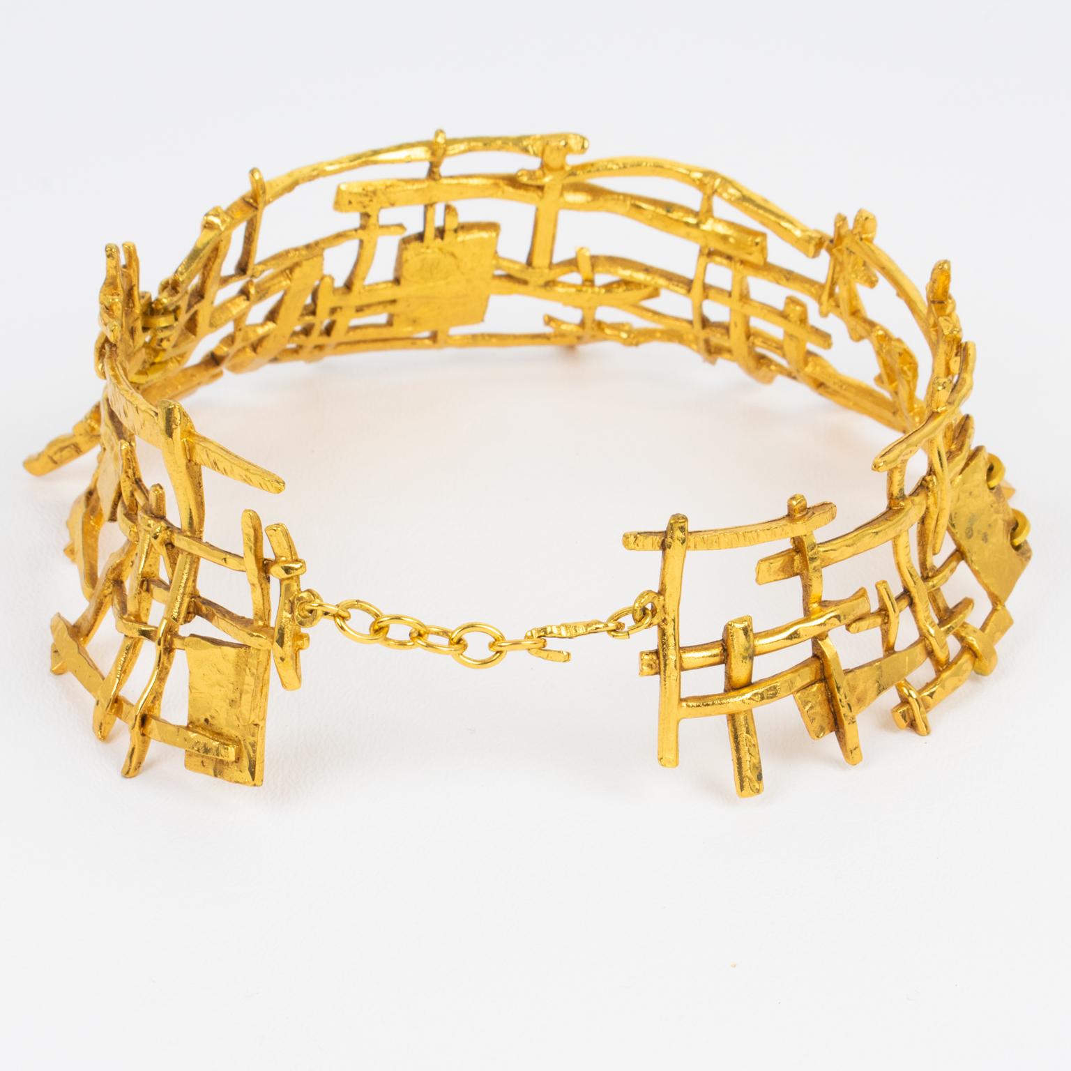 Collana a collare rigida dorata di design Paris Brutalist in vendita 1